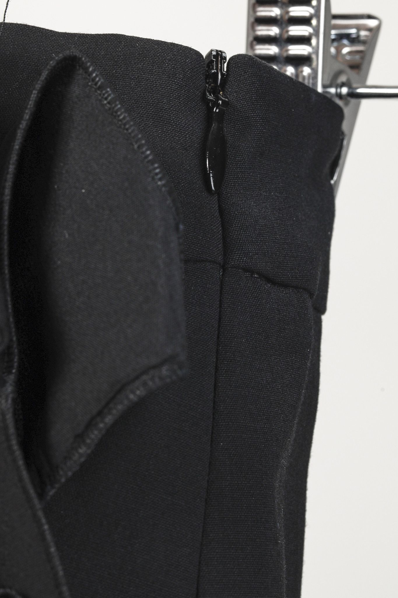 RED Valentino Red Valentino Knee-Length Black Ruffle Trim Skirt Size 25" / US 0 / IT 36 - 8 Thumbnail