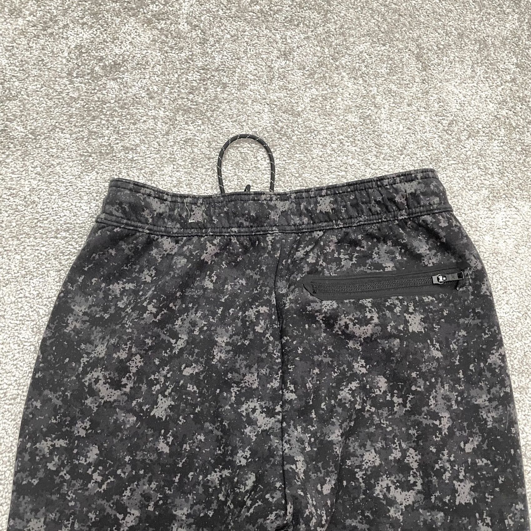 American Eagle Outfitters American Eagle Outfitters Jogger Pants Mens S Black Camouflage Lightweight Fleece 28x27.5 Zip Pocket Athletic Year-Round All Measurements in Photos Size US 29 - 4 Thumbnail