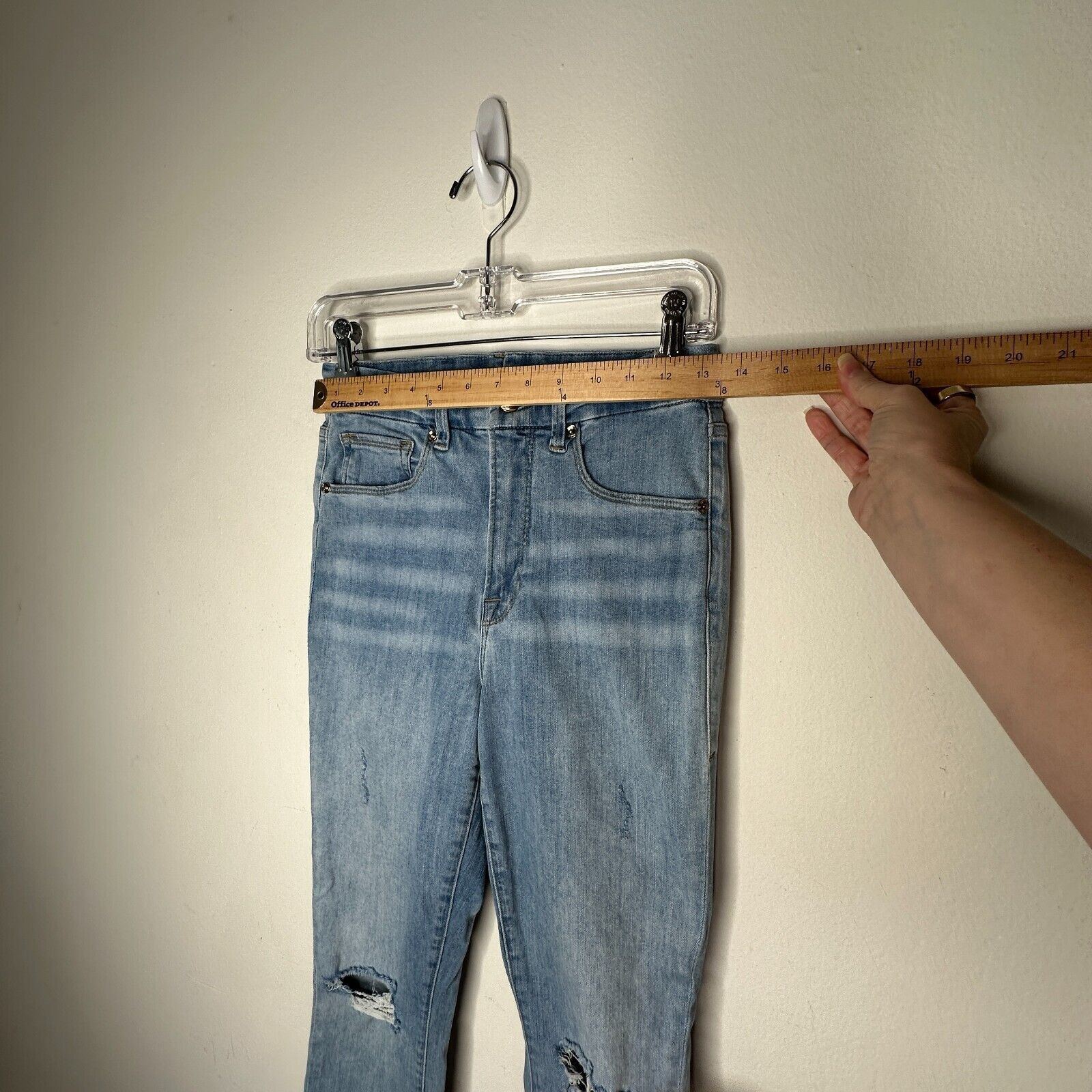 Good American Good American Good Waist Crop Distressed Knee Jean 6 / 28 Size 28" / US 6 / IT 42 - 11 Thumbnail