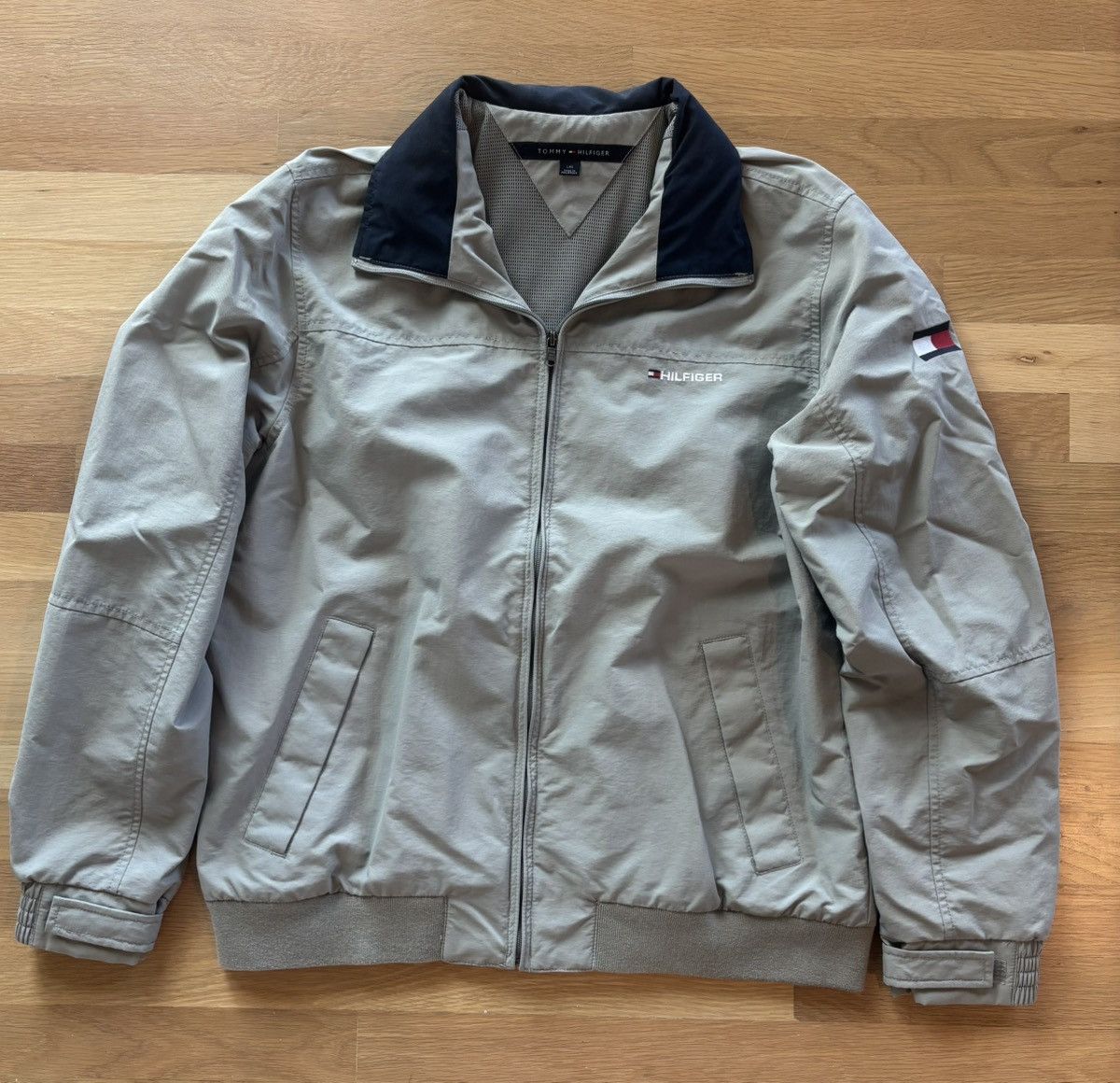Tommy Hilfiger Tommy Hilfiger Light Grey Flag Light Bomber Jacket Size US L / EU 52-54 / 3 - 1 Thumbnail