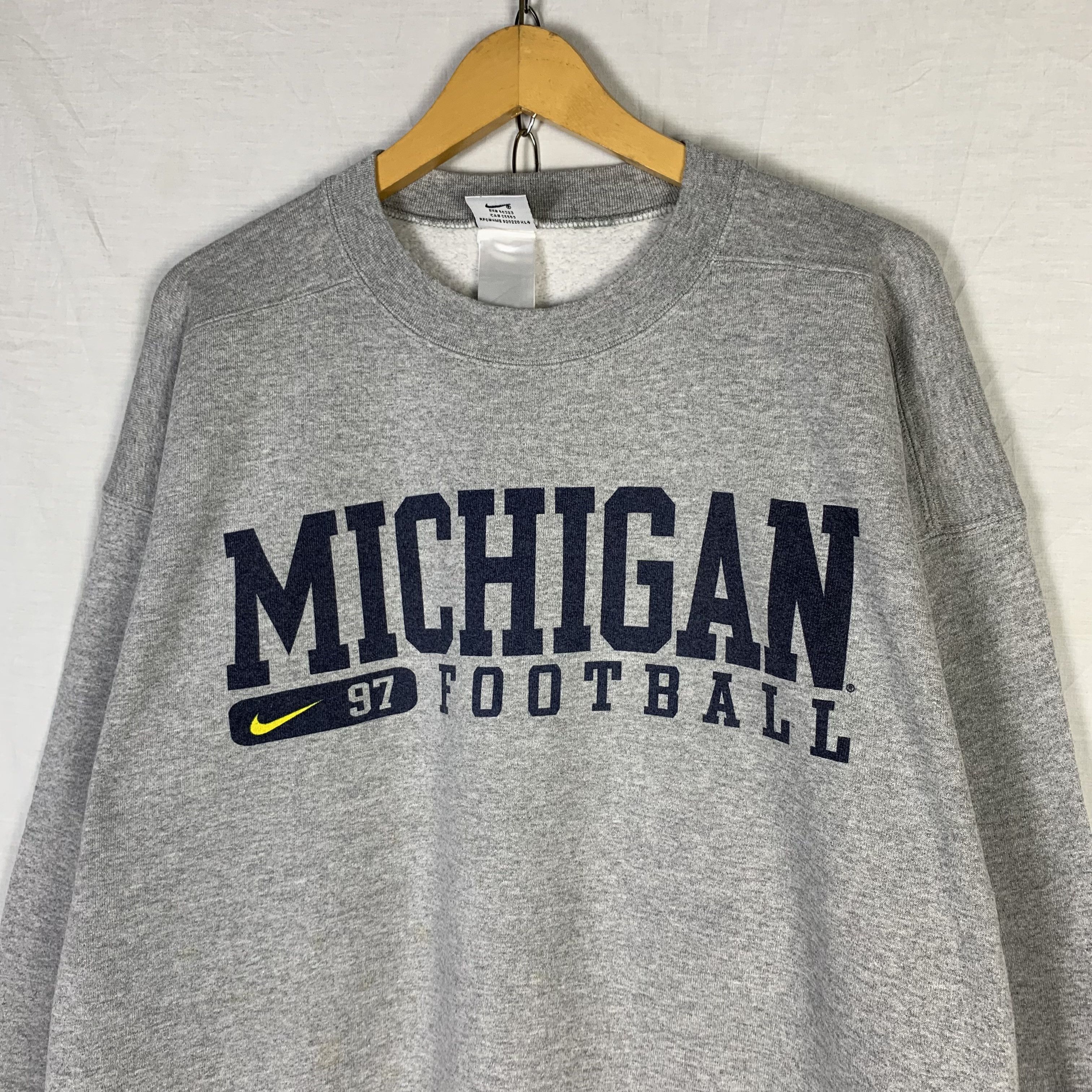 Nike Vintage Nike 1997 Michigan Football Sweatshirt Crewneck Size US L / EU 52-54 / 3 - 2 Thumbnail
