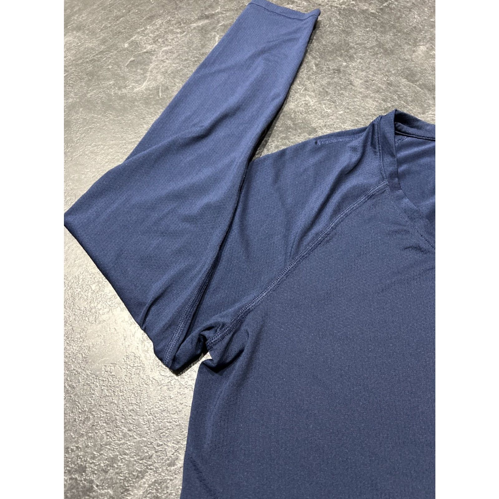 Under Armour Under Armour HeatGear Compression Shirt Men's XL Navy Blue V-Neck Long Sleeve Activewear Size US XL / EU 56 / 4 - 5 Thumbnail