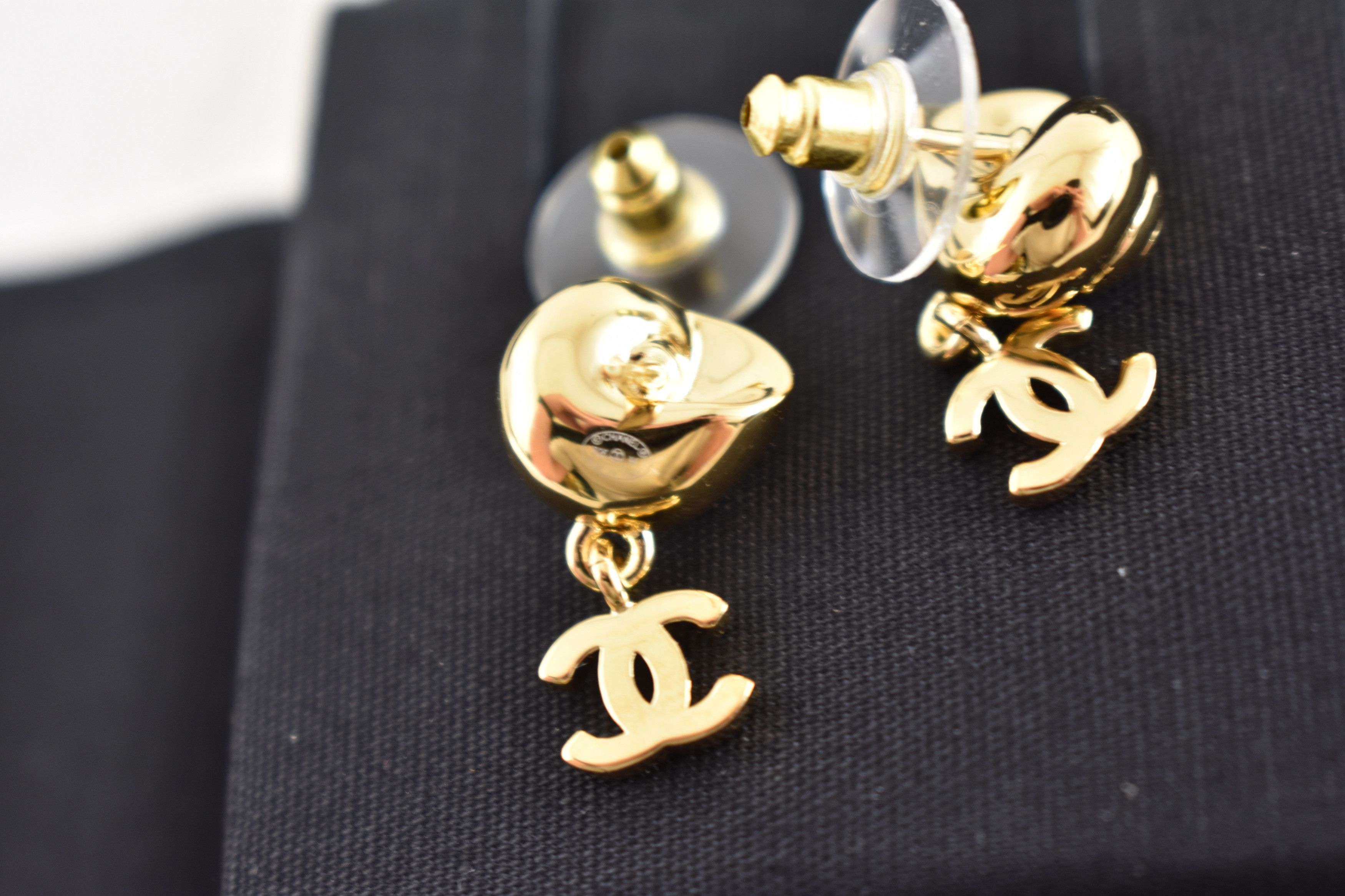 Chanel 26M Coco Beach Shell Seashell CC Logo Dangle Stud Earrings Size ONE SIZE - 22 Thumbnail