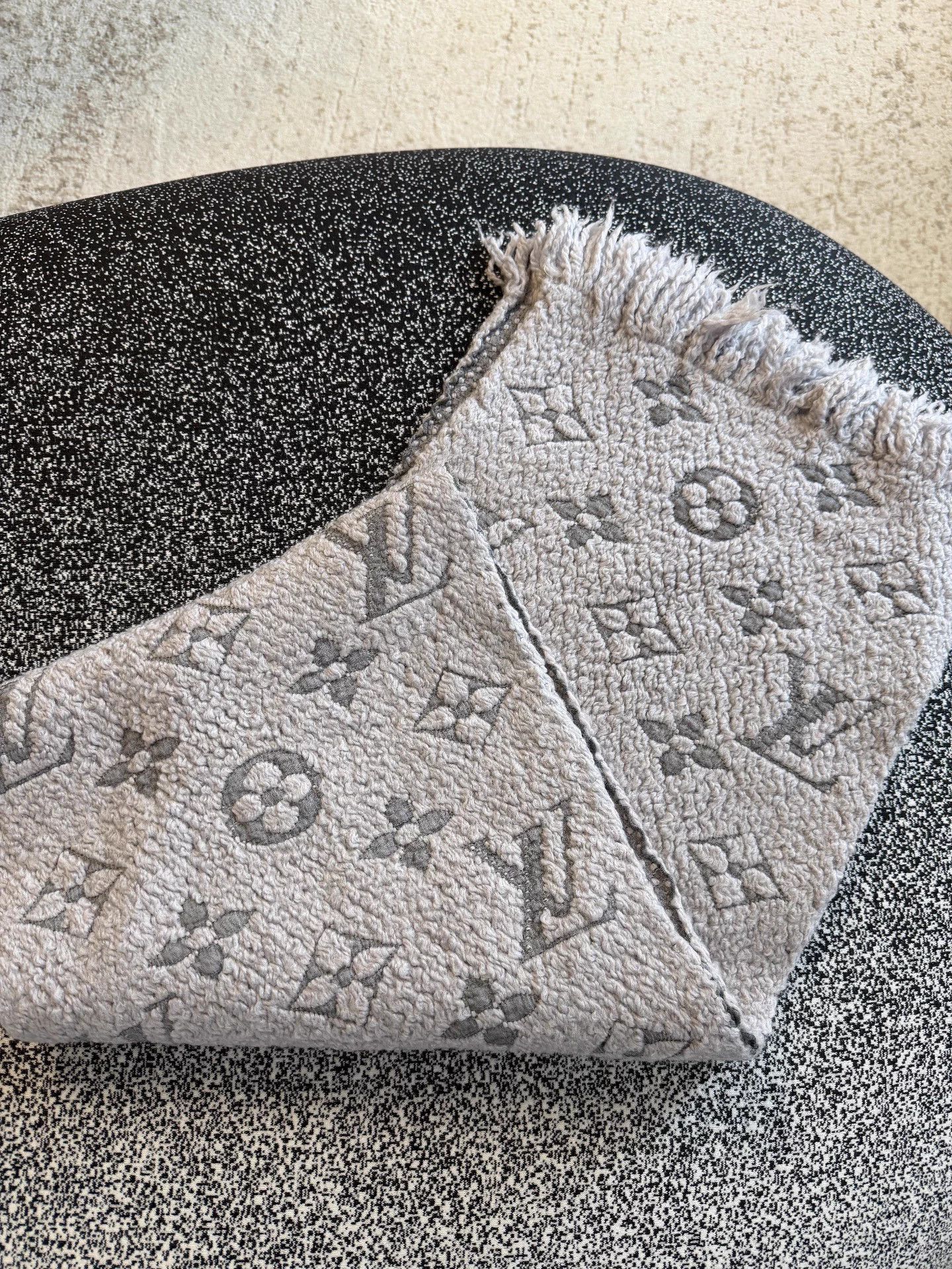 Louis Vuitton Louis Vuitton all over print gray scarf Size ONE SIZE - 2 Thumbnail