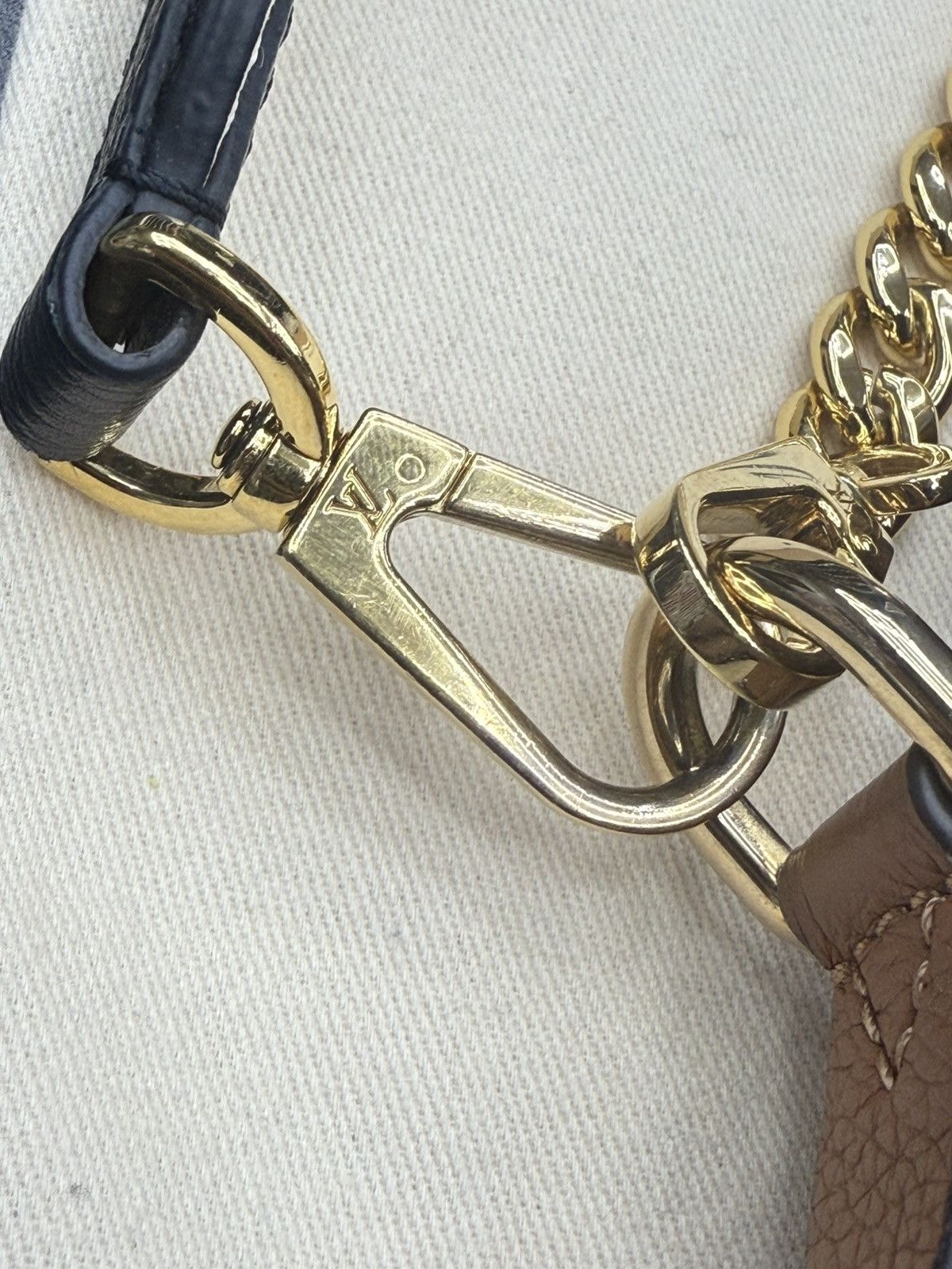 Louis Vuitton AUTHENTIC Louis Vuitton Lockme Tender Calfskin Leather Bag Size ONE SIZE - 20 Thumbnail