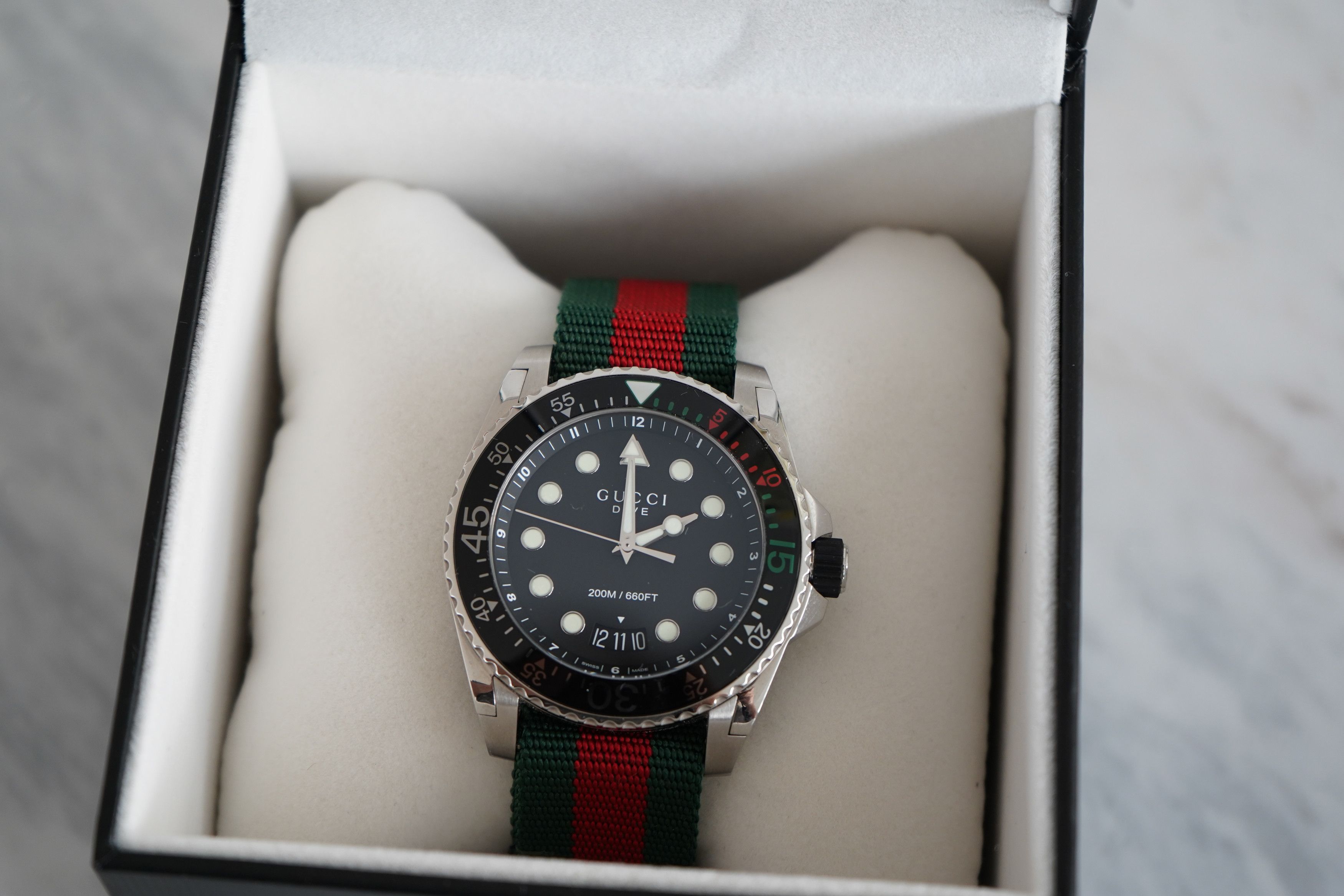Gucci Gucci Dive Black Dial Green and Red Nylon NATO YA136209 Size ONE SIZE - 1 Thumbnail