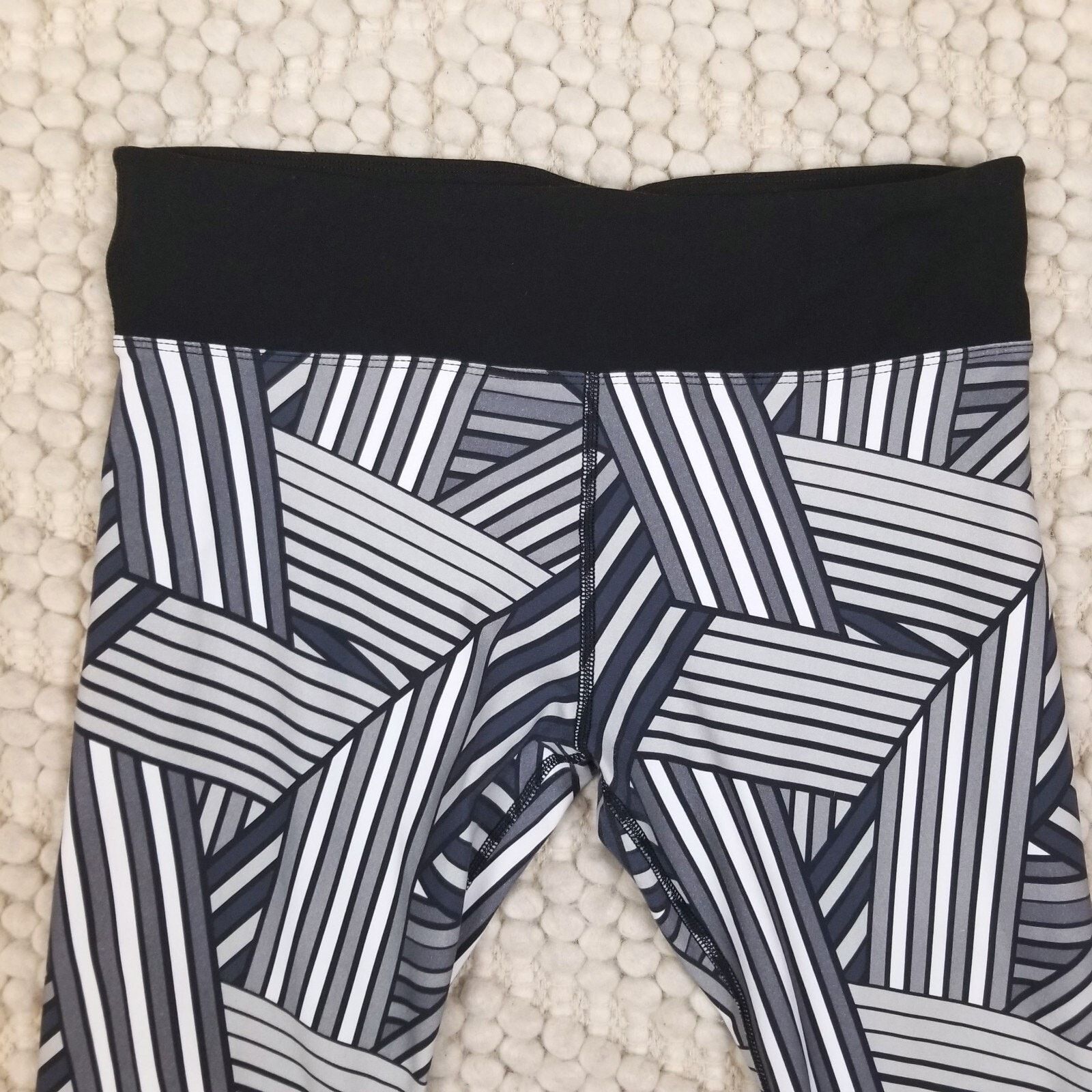Other Lorna Jane Abstract Crop Leggings Gray Sz Large Size 34" / US 12 / IT 48 - 3 Thumbnail