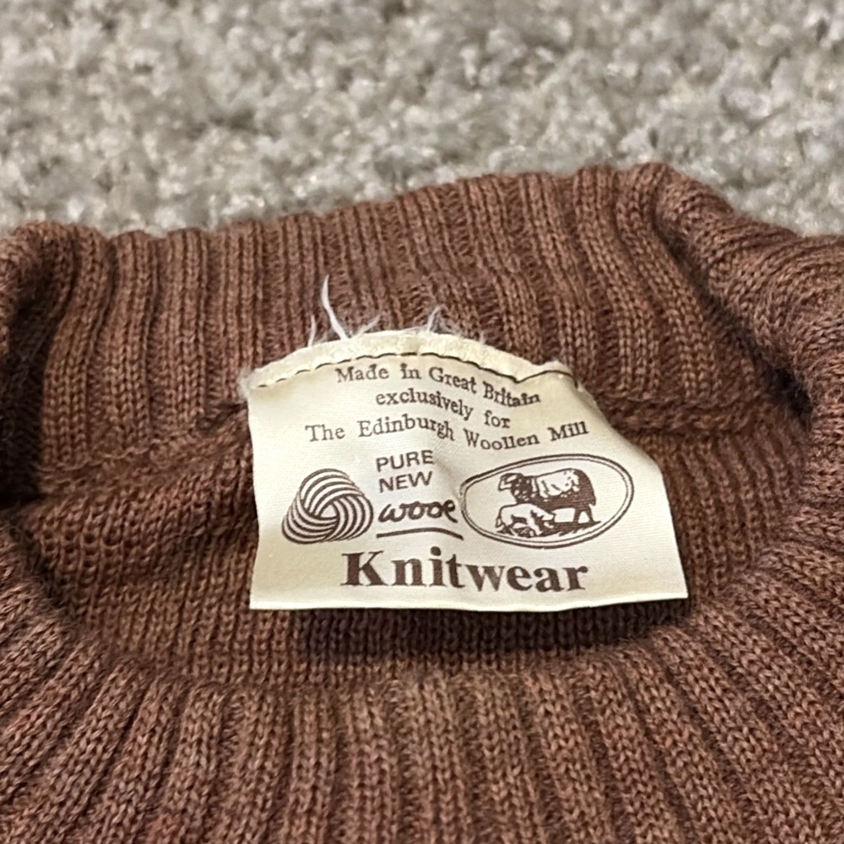 Vintage VINTAGE Edinburgh Woollen Mill Men’s Large Beige Wool Leather Patch Sweater Crew Neck Long Sleeve 80s 90s Retro Casual Size US L / EU 52-54 / 3 - 3 Thumbnail