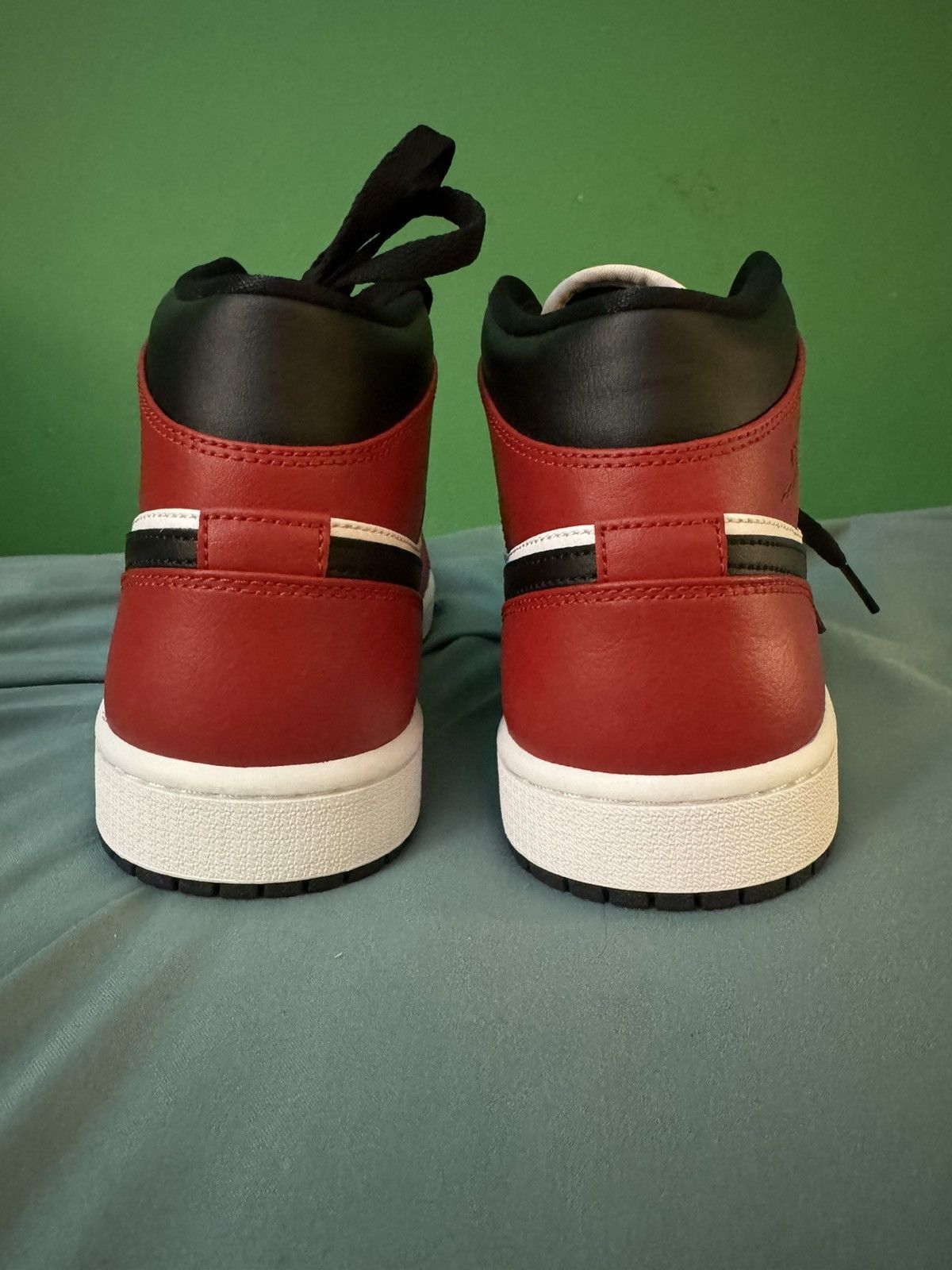 Jordan Brand Nike Air Jordan 1 Mid Chicago Toe 2020 Size US 9 / EU 42 - 3 Thumbnail