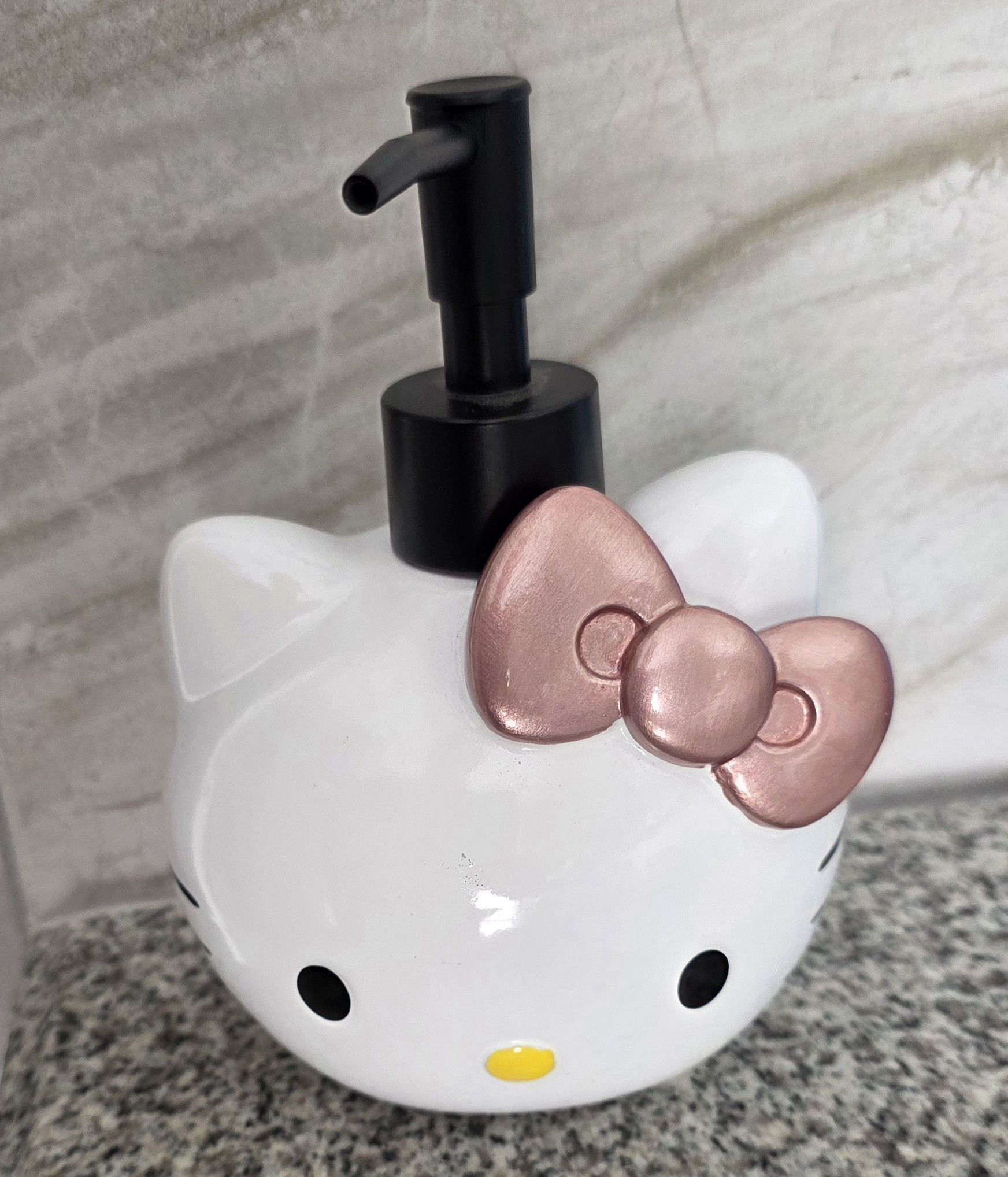 Other NWT Sanrio Hello Kitty Head Pink Shimmer Bow Pump Dispenser Size ONE SIZE - 1 Thumbnail