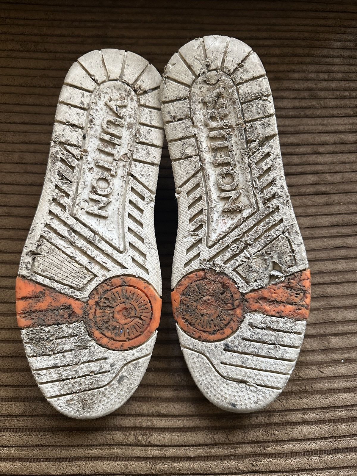 Louis Vuitton Louis Vuitton OG Trainer Silver Metallic Size US 7.5 / EU 40-41 - 10 Thumbnail