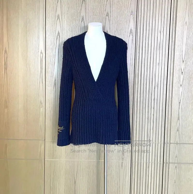 Chanel Chanel Women's Navy Wool Long Sleeve Pullover . Size S / US 4 / IT 40 - 1 Thumbnail