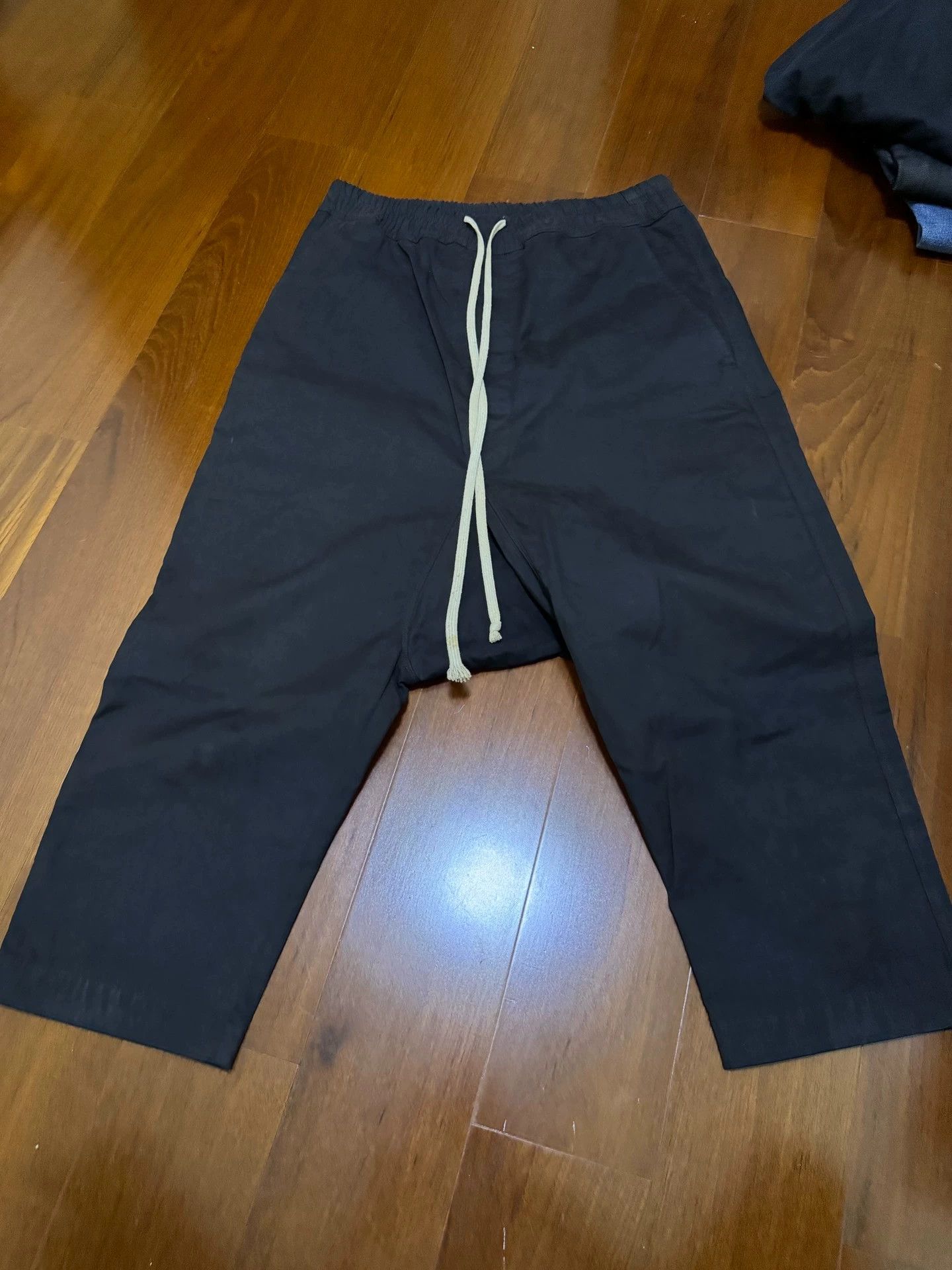 Rick Owens Rick owens Men's drawstring elastic black nylon seven-point shift pants Size US 30 / EU 46 - 1 Thumbnail