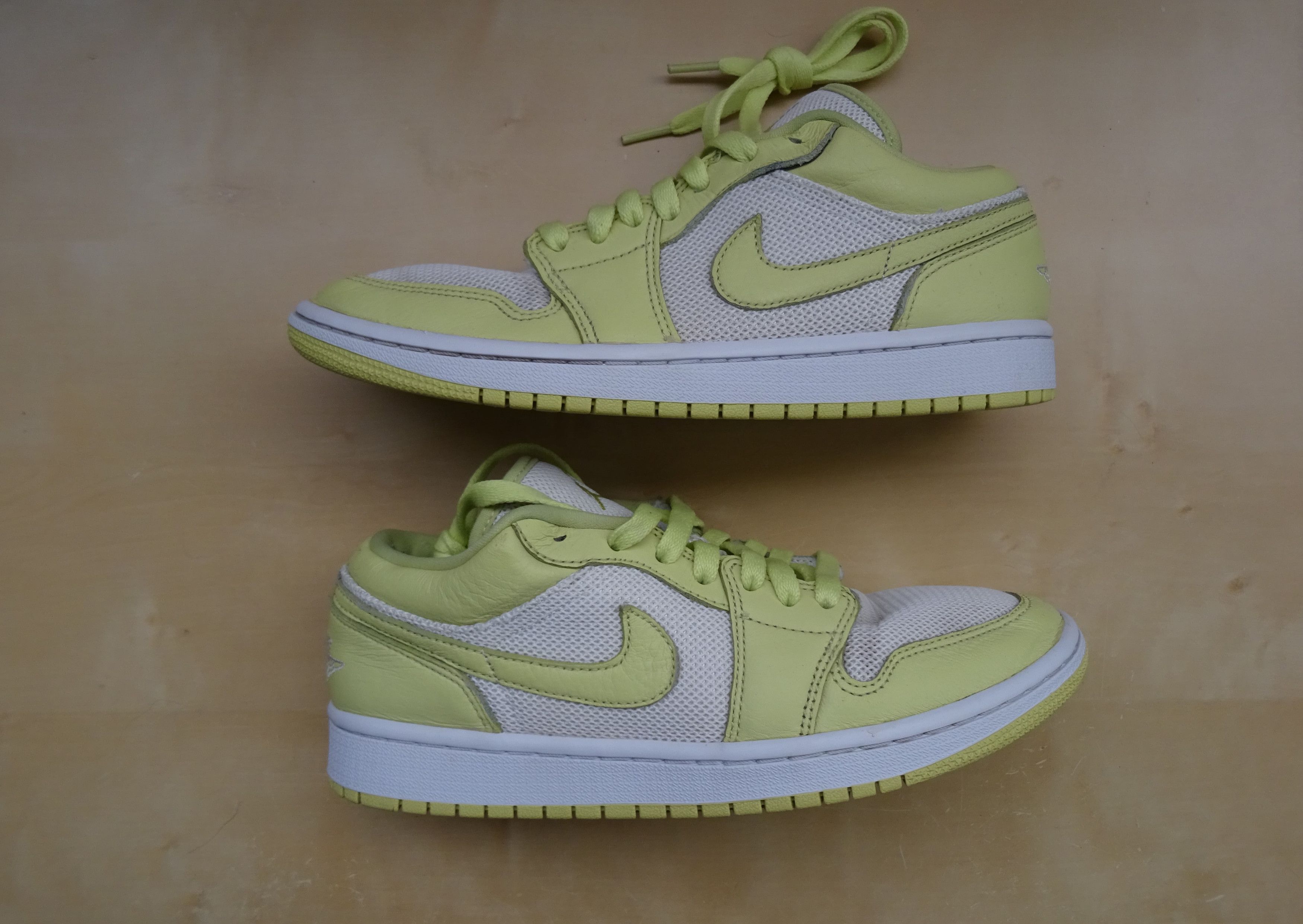 Jordan Brand Nike Air Jordan 1 Low (W) " Limelight " Sneaker Size US 7 / IT 37 - 4 Thumbnail
