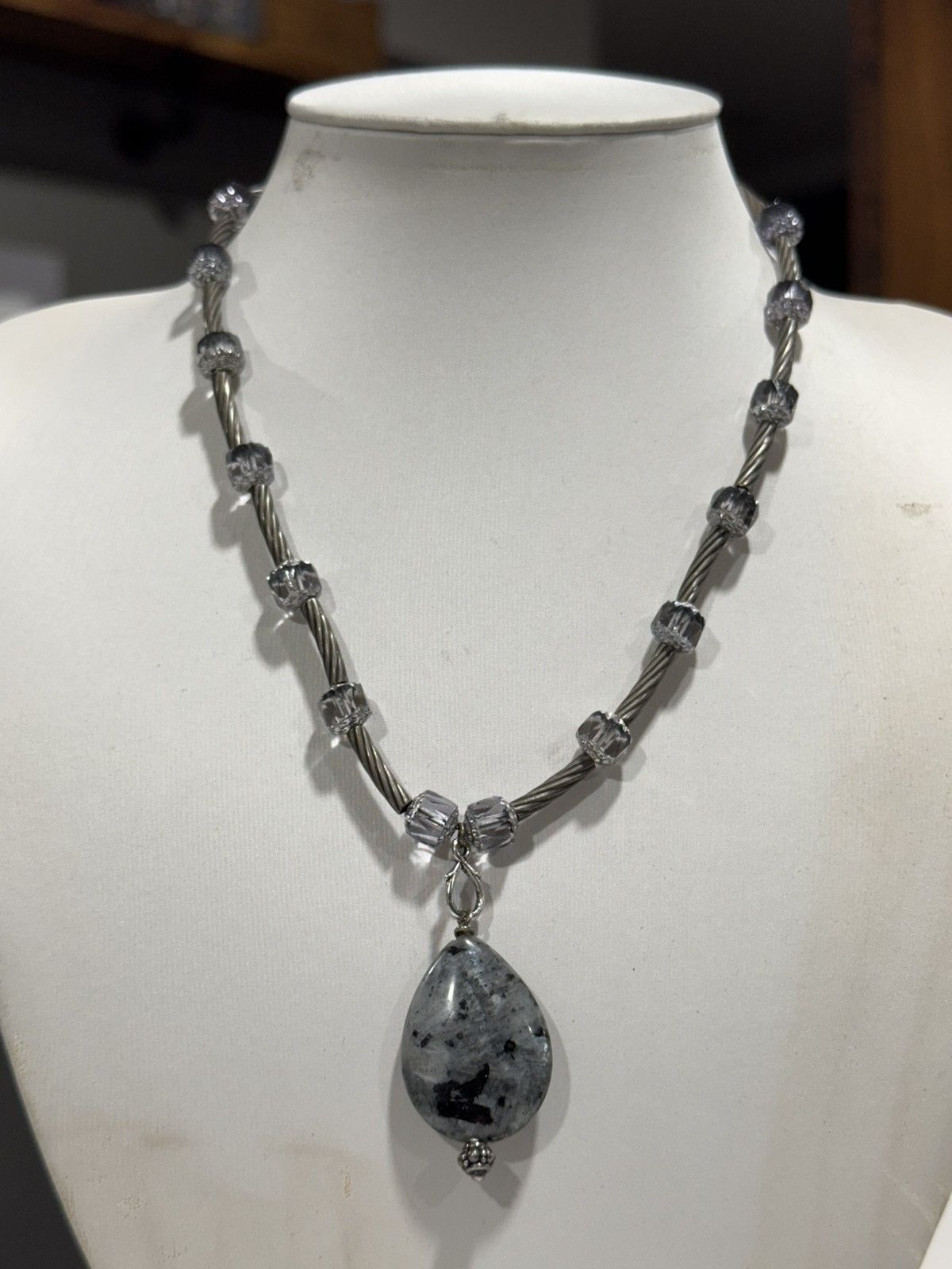 Jewelry This is a 18KGP necklace with a teardrop-shaped larvikite Size ONE SIZE - 6 Thumbnail
