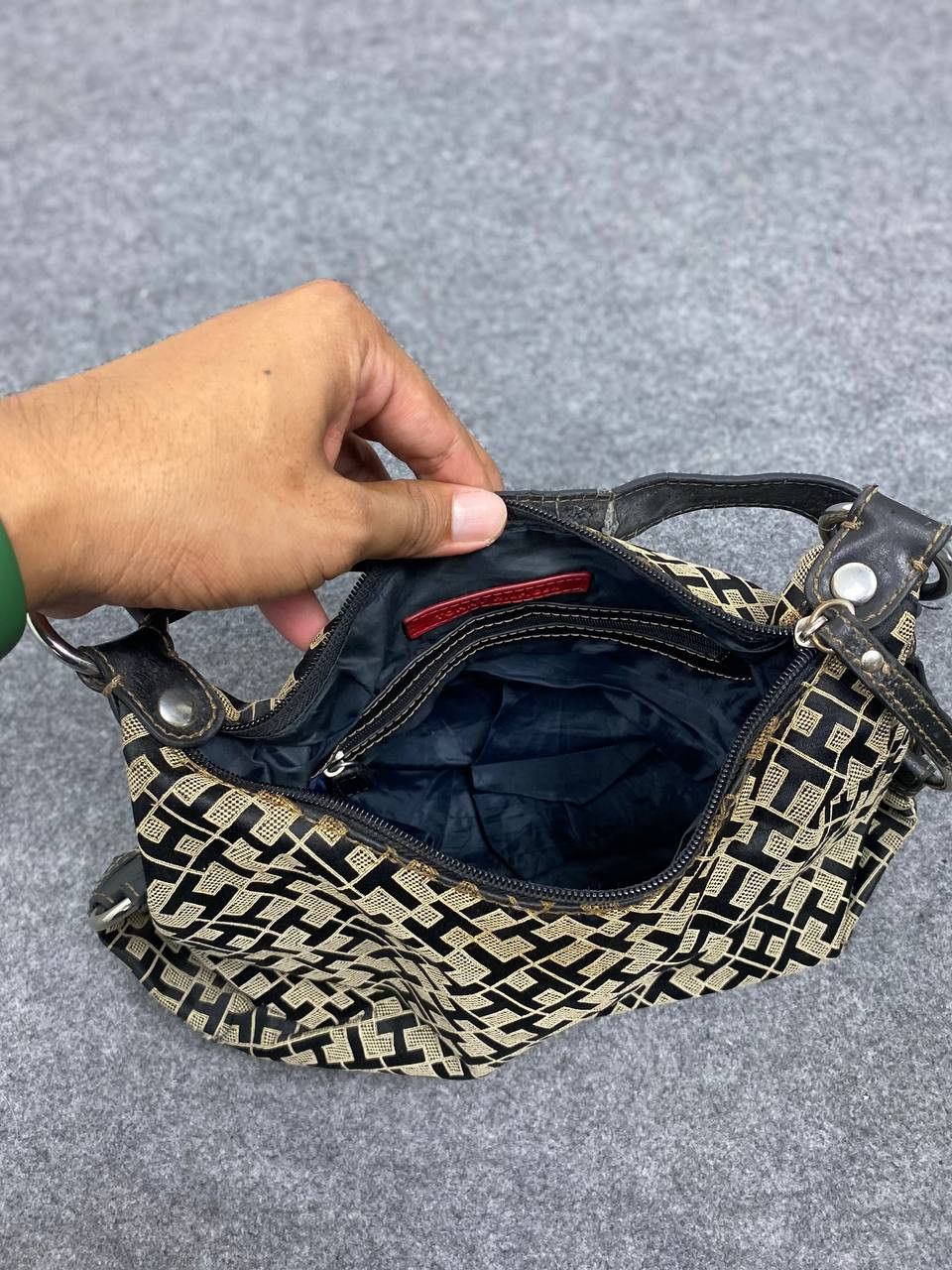 Tommy Hilfiger tommy hilfiger monogram handbag nice design Size ONE SIZE - 6 Thumbnail