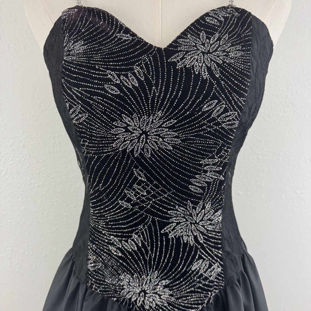 Vintage Vintage 90s Black Velvet Silver Floral Glitter Mini Dress Size S / US 4 / IT 40 - 4 Thumbnail