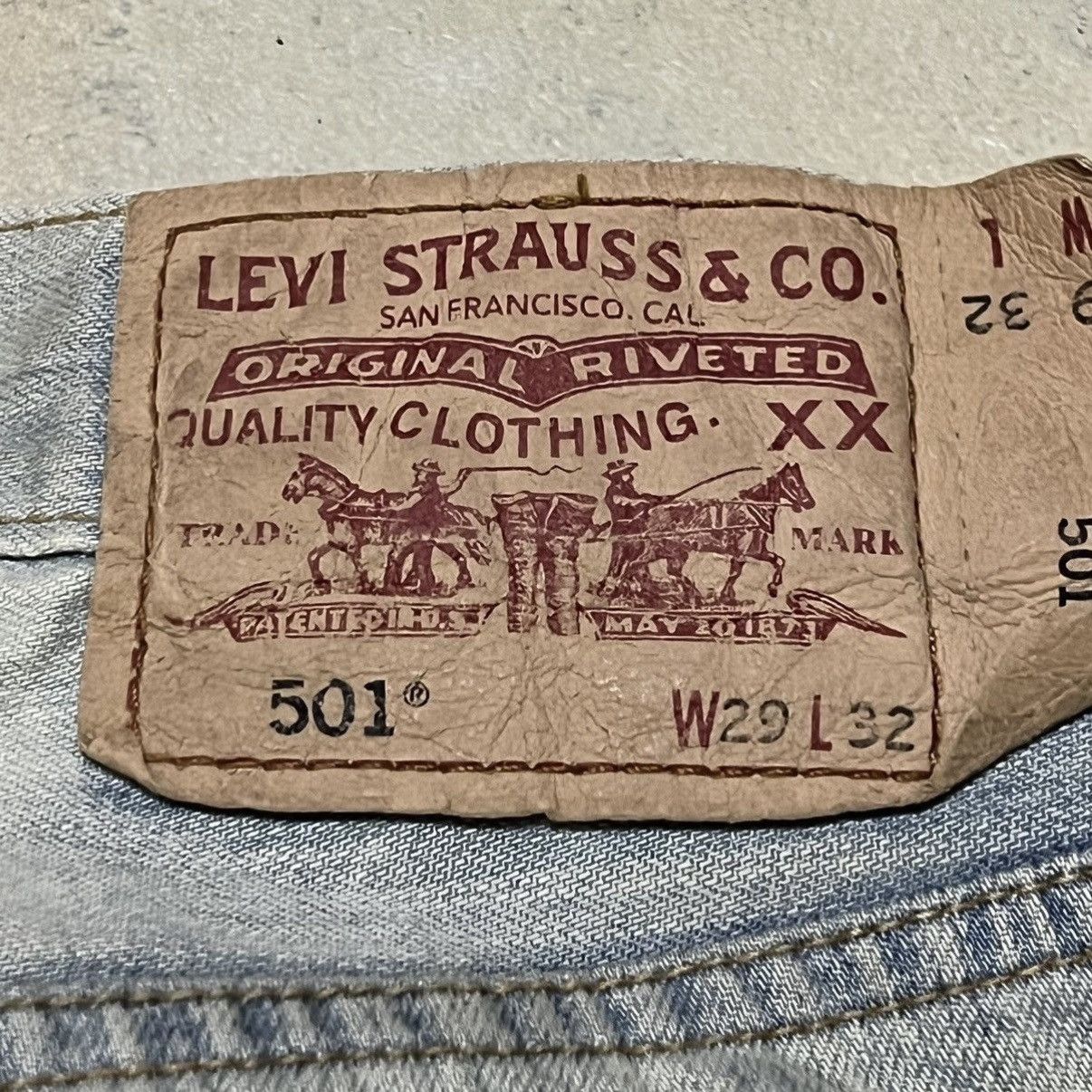 Levi's Vintage Levi’s lot 501 distressed jeans Size US 29 - 23 Thumbnail