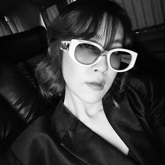 Alexander McQueen Alexander McQueen AM0330S 002 Sunglasses Black Oval Frame Size ONE SIZE - 3 Thumbnail