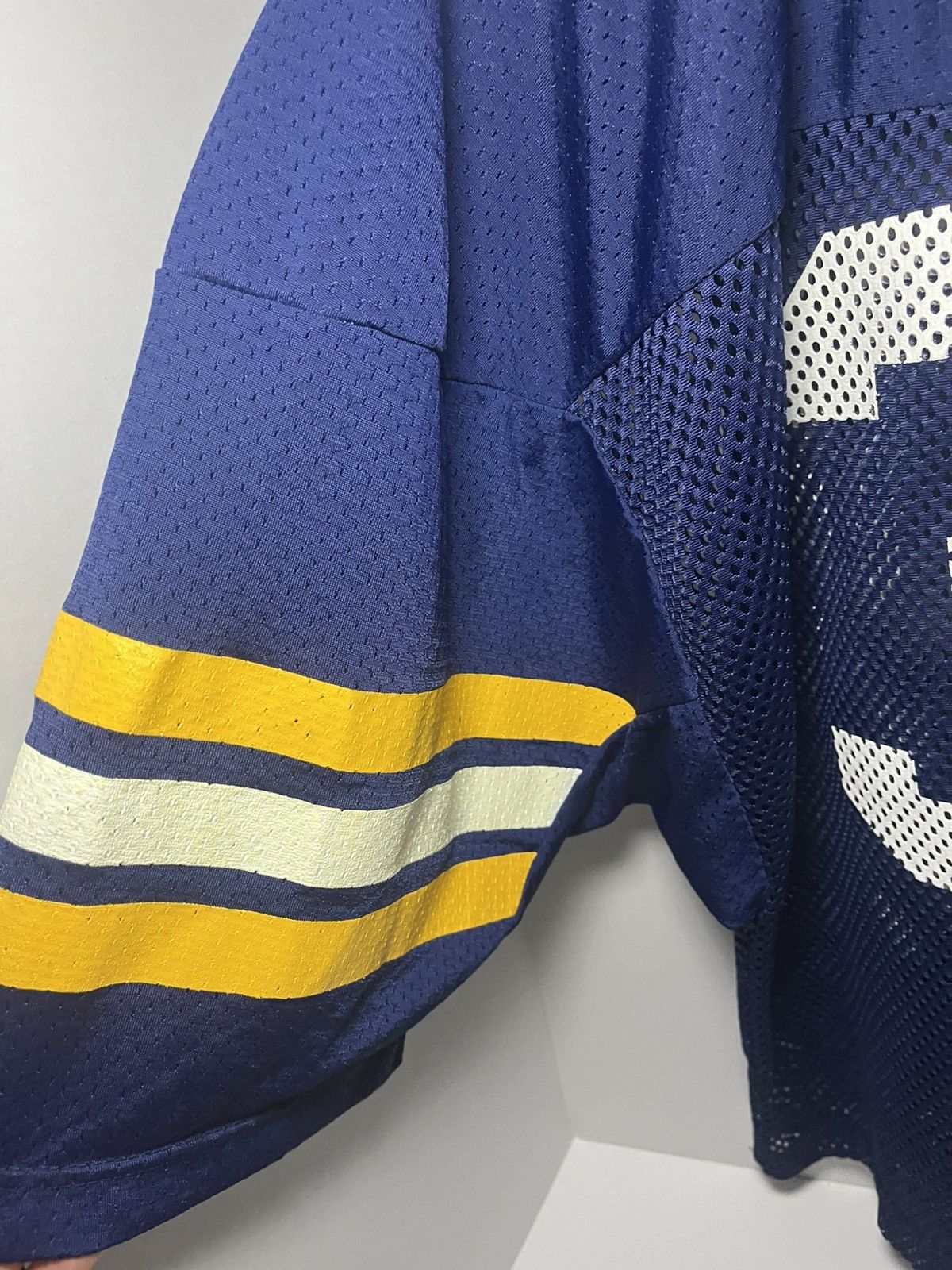 Russell Athletic Vintage Russell athletics Jersey Navy and Yellow size L Size US L / EU 52-54 / 3 - 4 Thumbnail