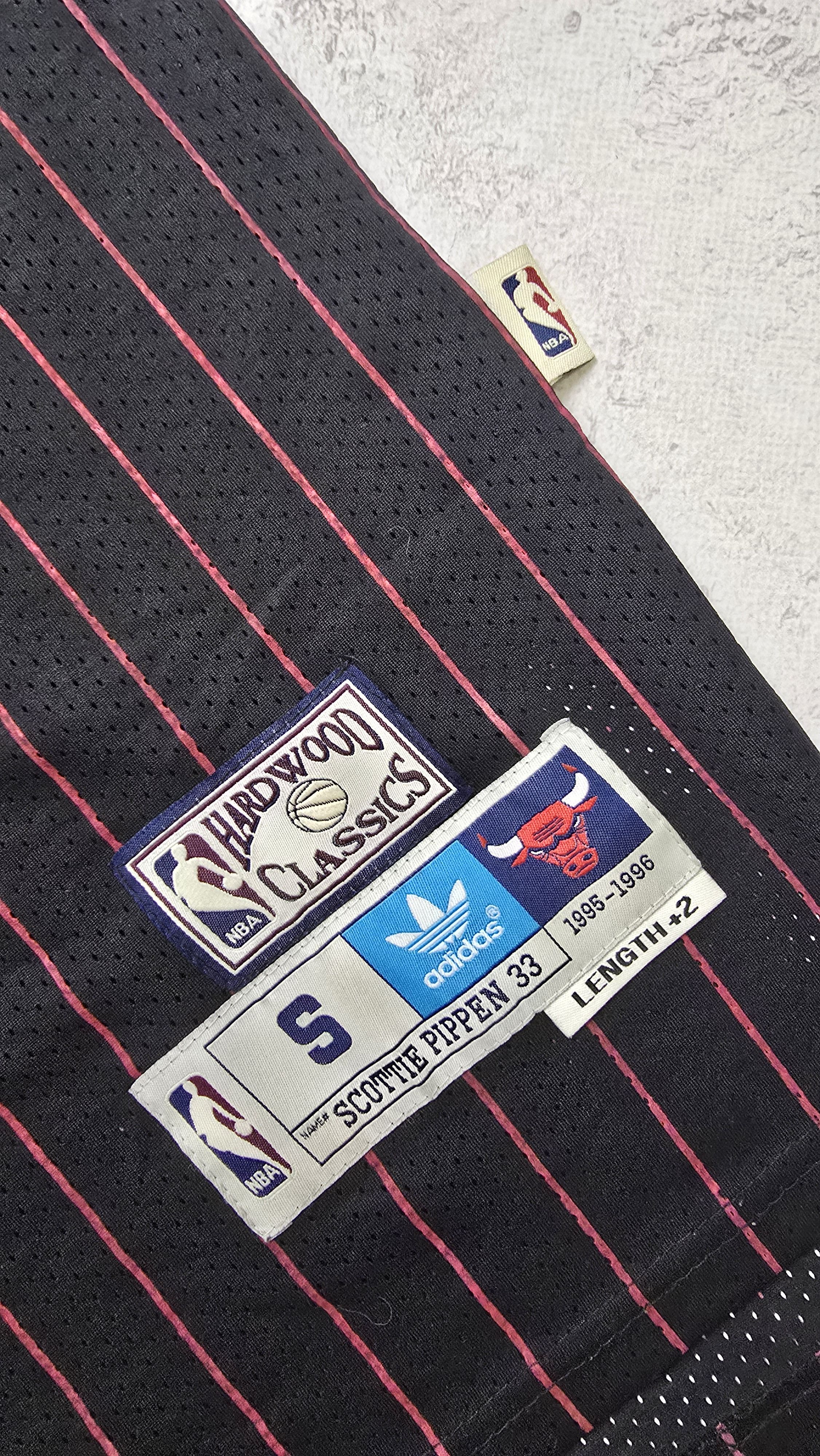 Adidas Scottie Pippen #33 NBA Chicago Bulls 1995 96 Jersey Size US S / EU 44-46 / 1 - 12 Thumbnail