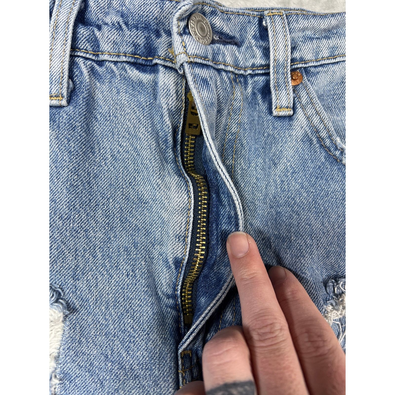 Levi's Levi’sDistressed Light Wash Jeans Unisex 34 Waist 90s Y2K Size US 34 / EU 50 - 10 Thumbnail