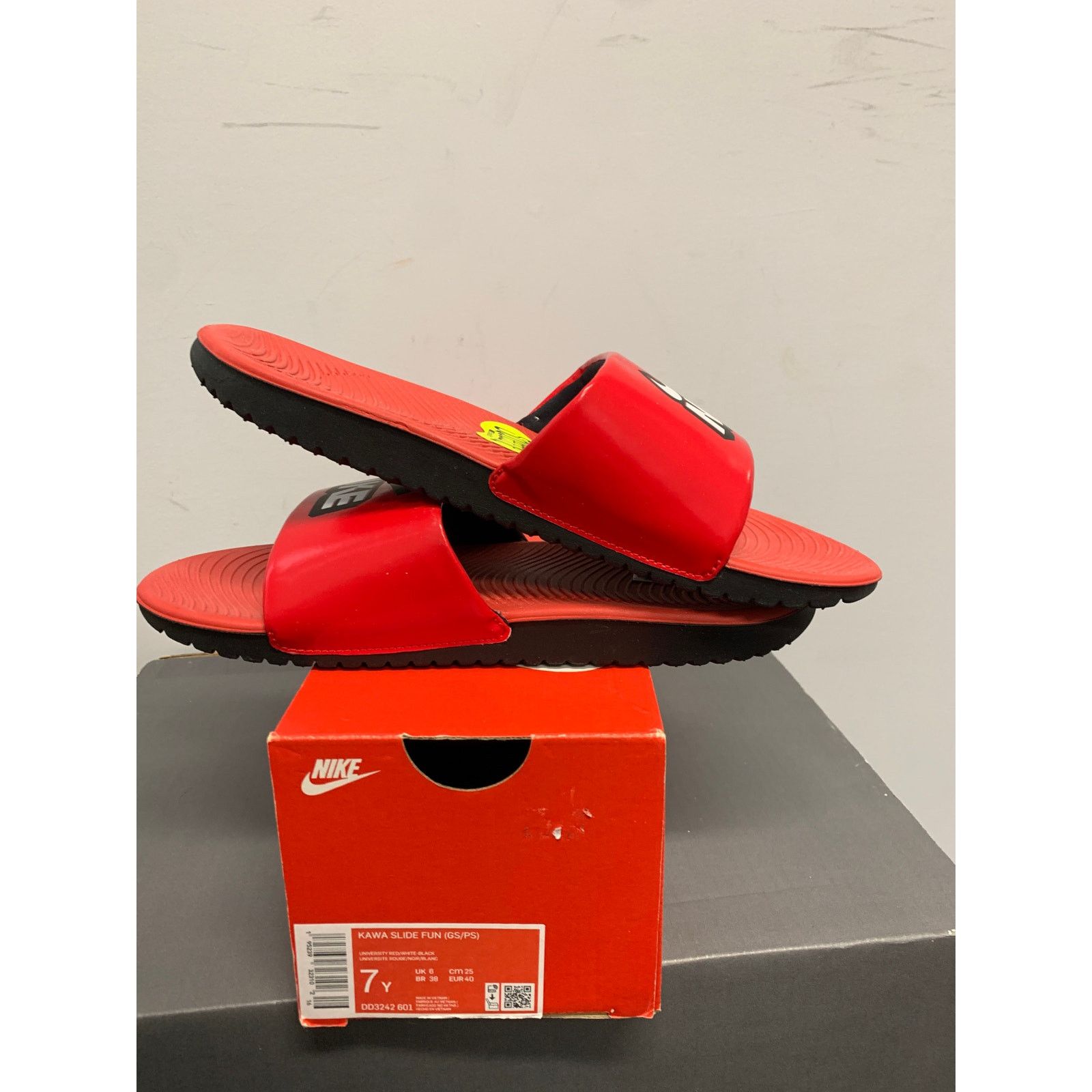 Nike NEW Kid’s Nike Kawa Fun Slide Sandals Red Size 7Y SHIPS NOW Size US 7 / EU 40 - 5 Thumbnail