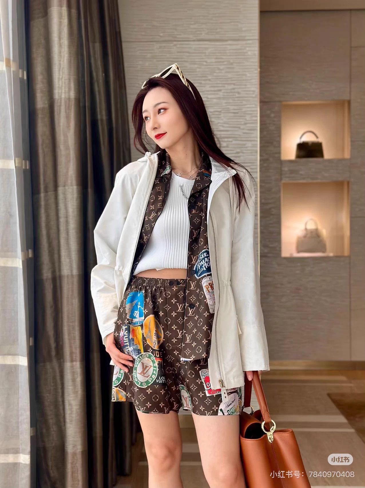 Louis Vuitton LV 24 Mulberry Silk Monogram Print Short Vintage 34 Size 25" / US 0 / IT 36 - 9 Thumbnail