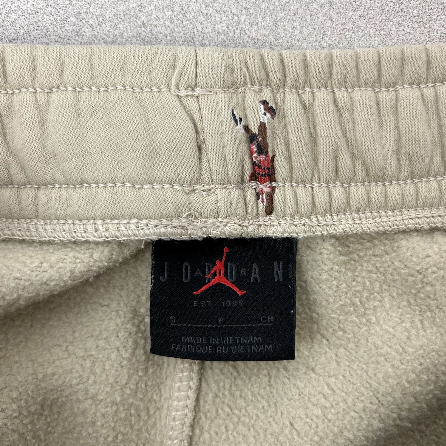 Jordan Brand NIKE AIR JORDAN Mens Small Essential Joggers AOP Fleece Pants DV9390-206 Size US 29 - 3 Thumbnail