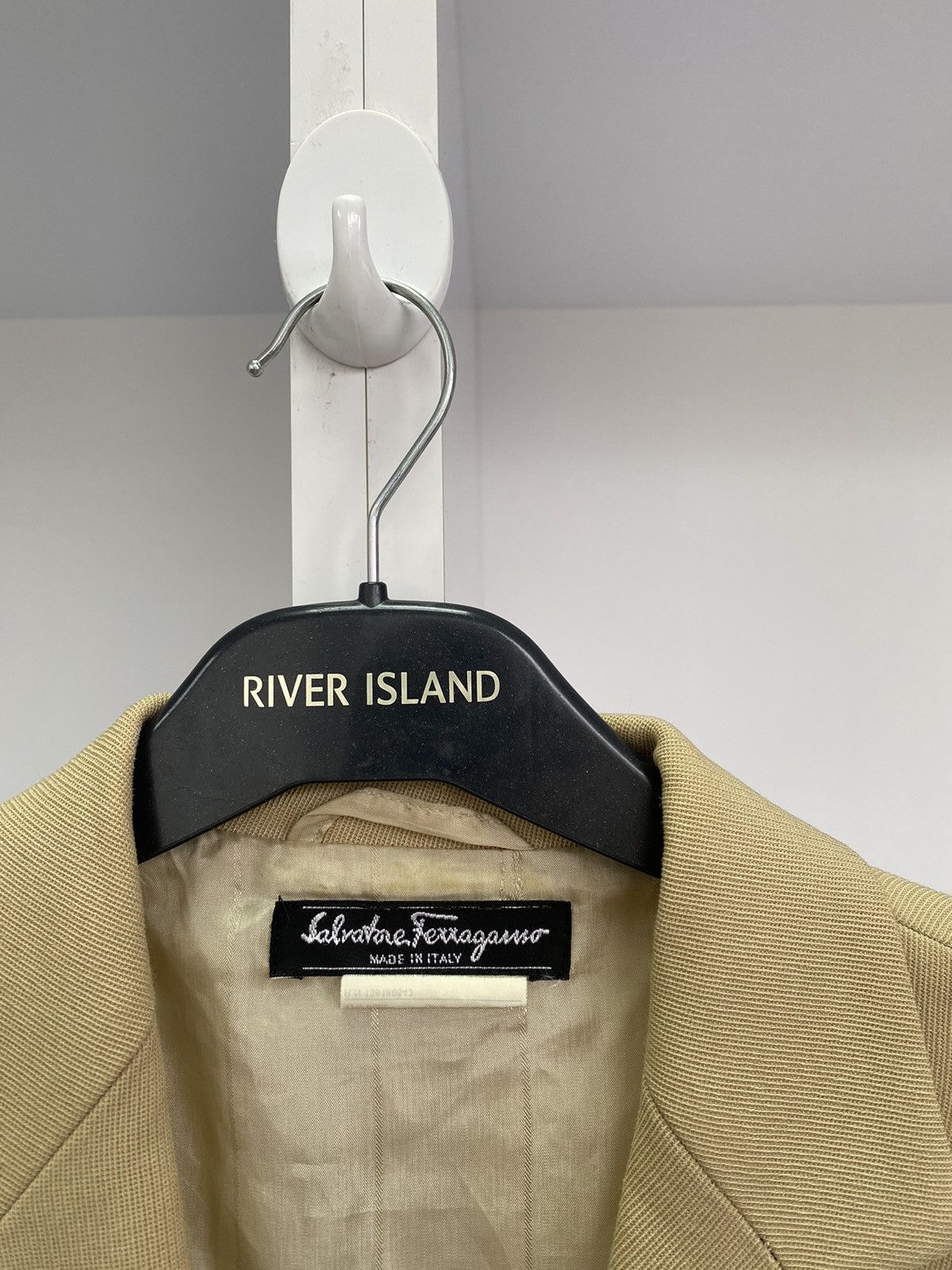Designer × Salvatore Ferragamo × Vintage Vintage Salvatore Ferragamo beige blazer Size M / US 6-8 / IT 42-44 - 9 Thumbnail