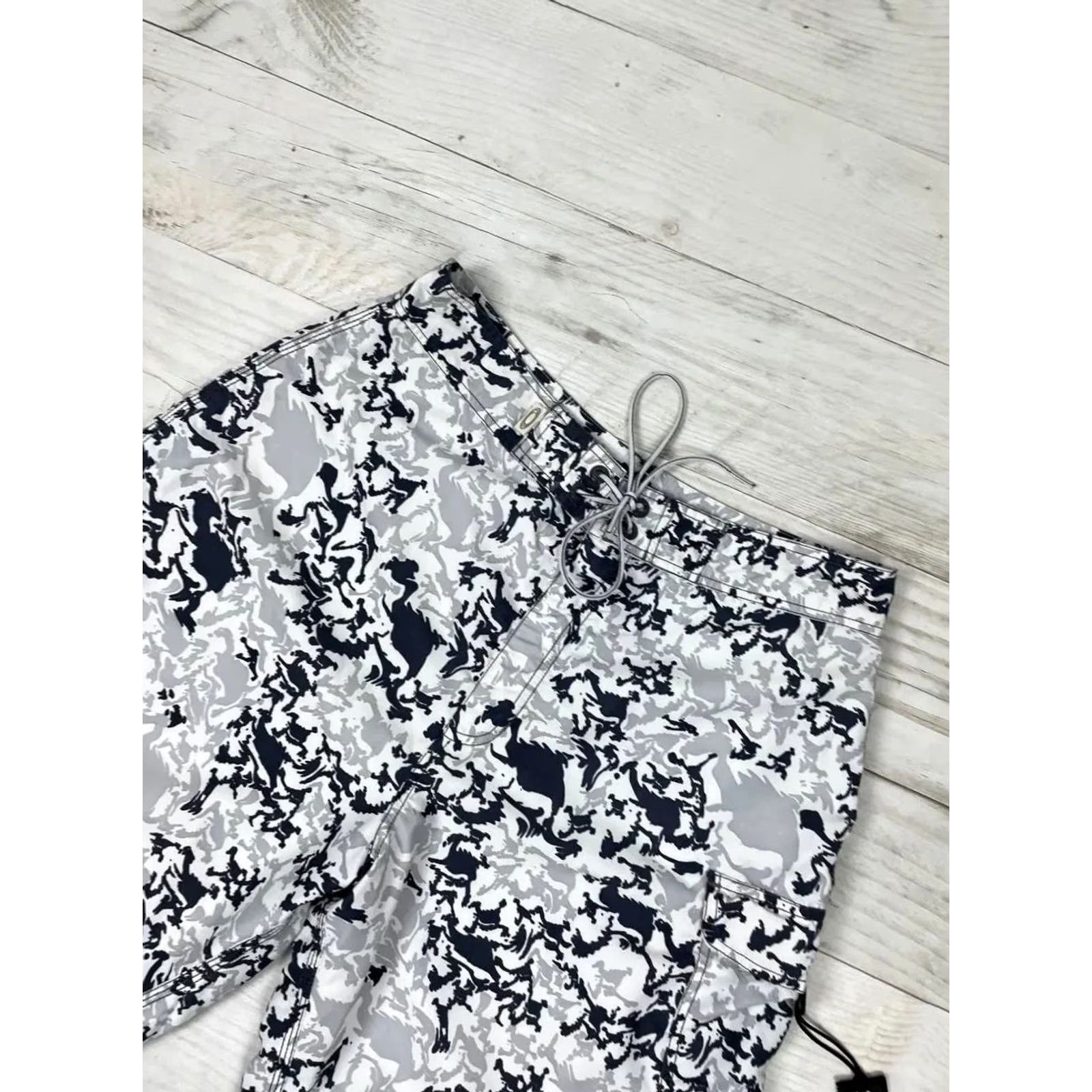 Oakley VINTAGE Oakley Men's Swim Shorts Bottom 32 White Drawstring 00s Skulls 9.06 in 11.81 in 23 cm 30 cm 33 cm Size US 32 / EU 48 - 2 Thumbnail
