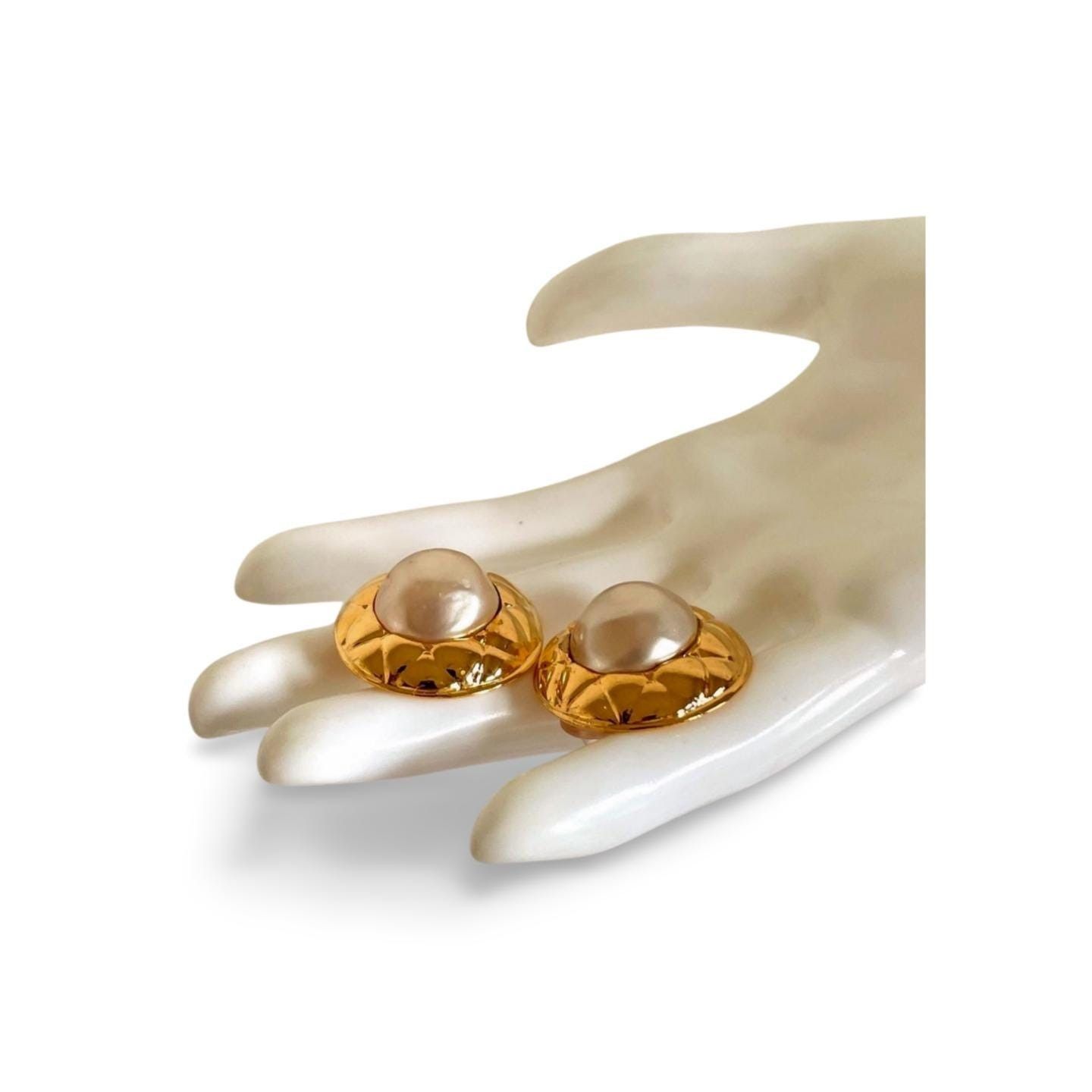 Chanel Vintage CHANEL golden round earrings with faux pearl Size ONE SIZE - 7 Thumbnail