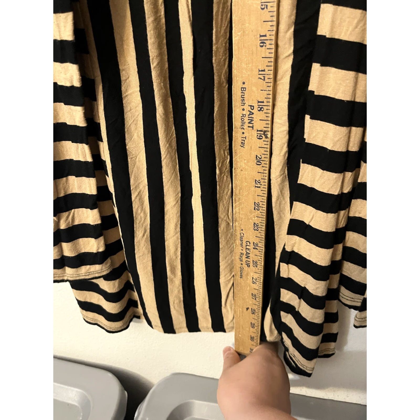 Vintage Zenergy Chico's Tunic Shirt Long Sleeve Cold Shoulder Knit Tan Black Rayon Spandex 95% 5% Regular Size 1 Womens Size XS / US 0-2 / IT 36-38 - 4 Thumbnail