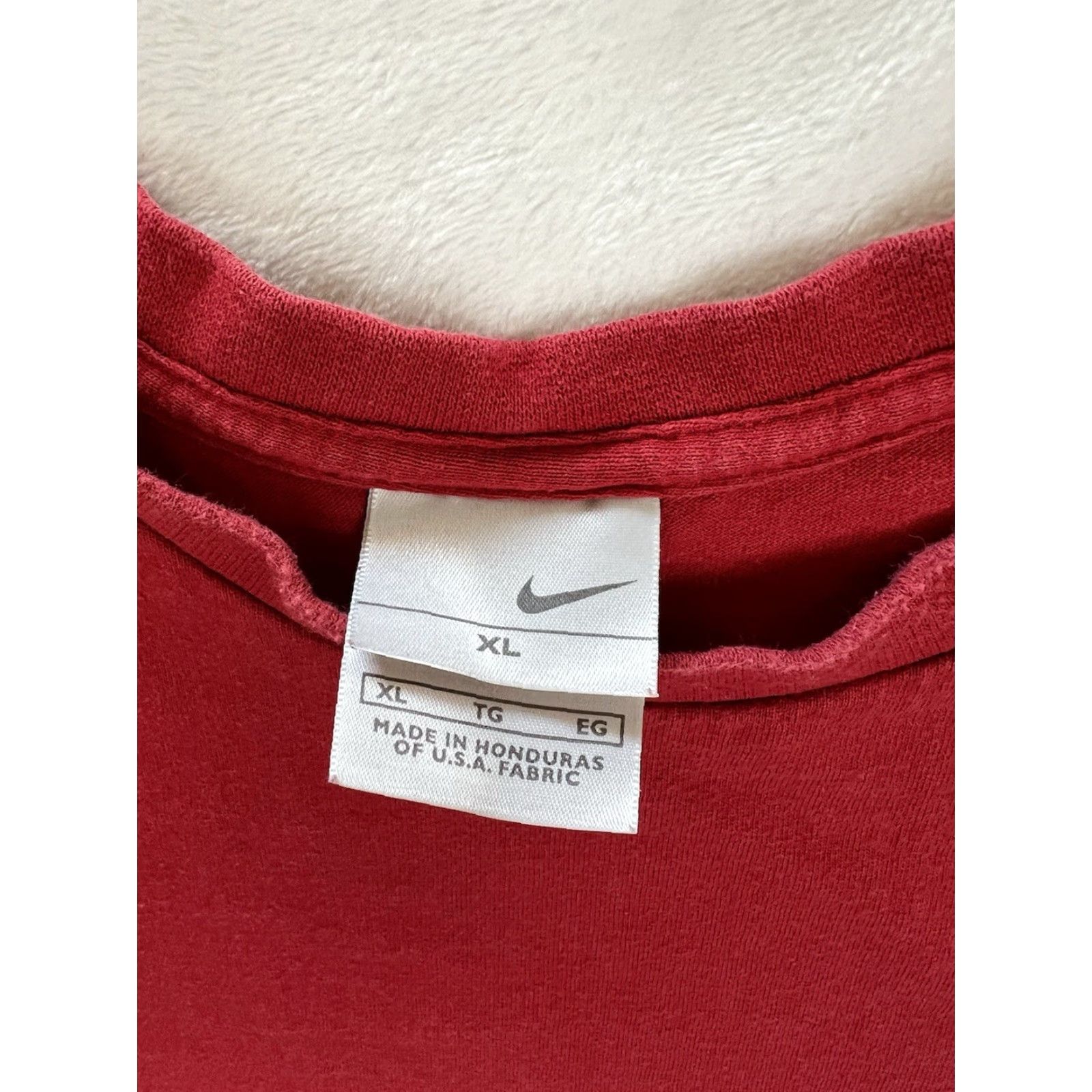 Nike VINTAGE Nike T-Shirt Red XL Men's Short Sleeve Embroidered Logo 90s Classic Essential Embroidered Silver Tag Size US XL / EU 56 / 4 - 4 Thumbnail