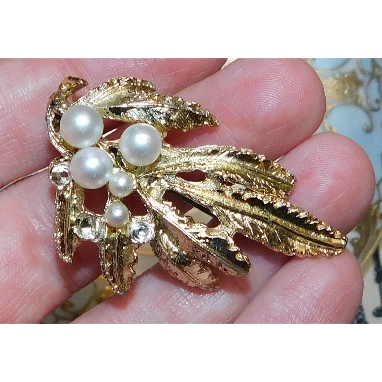 Other Vintage Gold Tone Floral Leaf Brooch With Faux Pearl Accents Size ONE SIZE - 1 Thumbnail