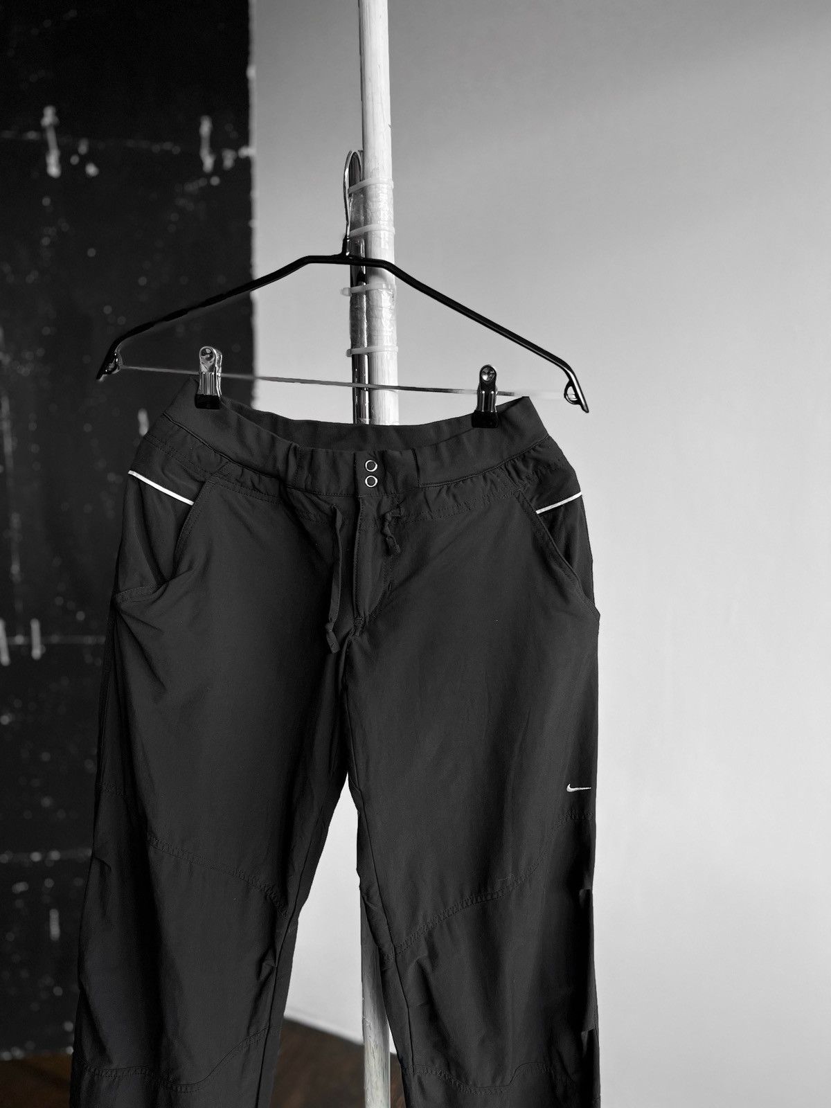 Nike × Vintage Nike Womens Black Vintage 00s Nylon Track Pants Y2K Swoosh Size 28" / US 6 / IT 42 - 2 Thumbnail