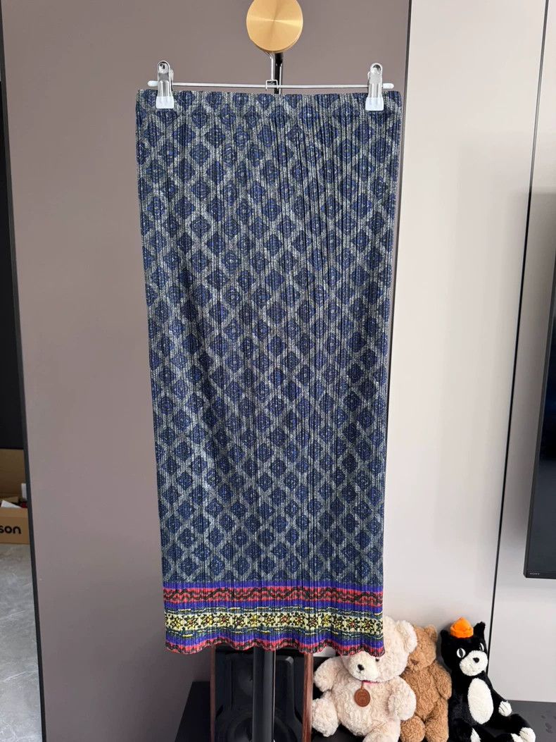 Issey Miyake Issey Miyake size:1 A dark blue diamond-patterned skirt Size 22" - 2 Thumbnail