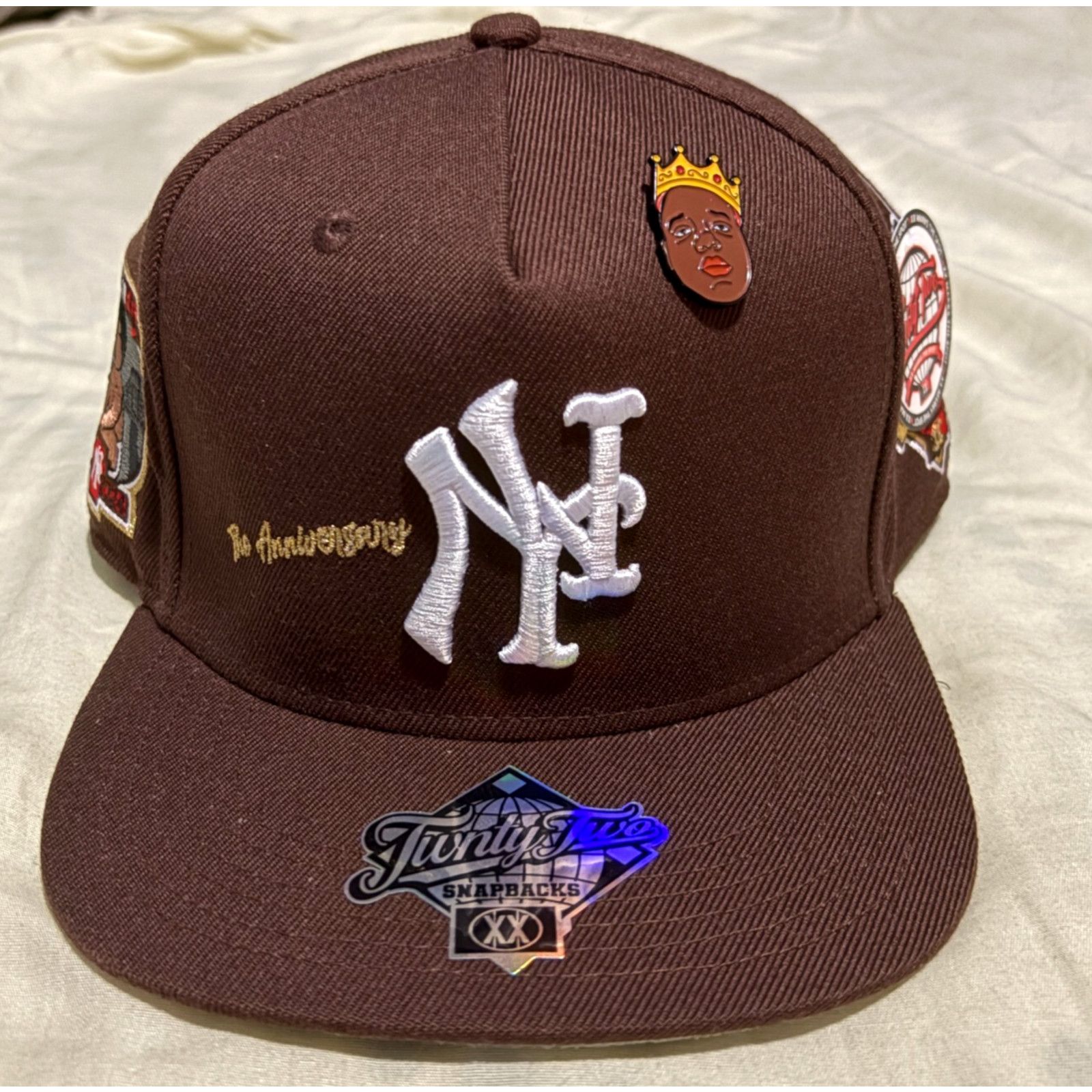 TWNTY-TWO Notorious BIG TWNTY TWO Yankees x Mets brown Snapback & pin Size ONE SIZE - 11 Thumbnail
