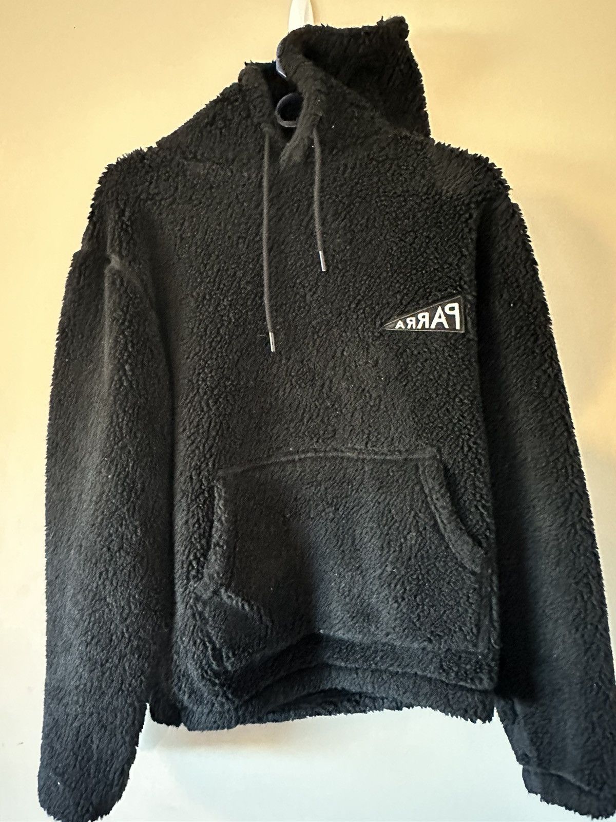 【BY PARRA】バイパラ Mirrored Flag Logo Polar Fleece Hoodie Parra Mirrored Flag Logo Polar Fleece Hooded Pullover
