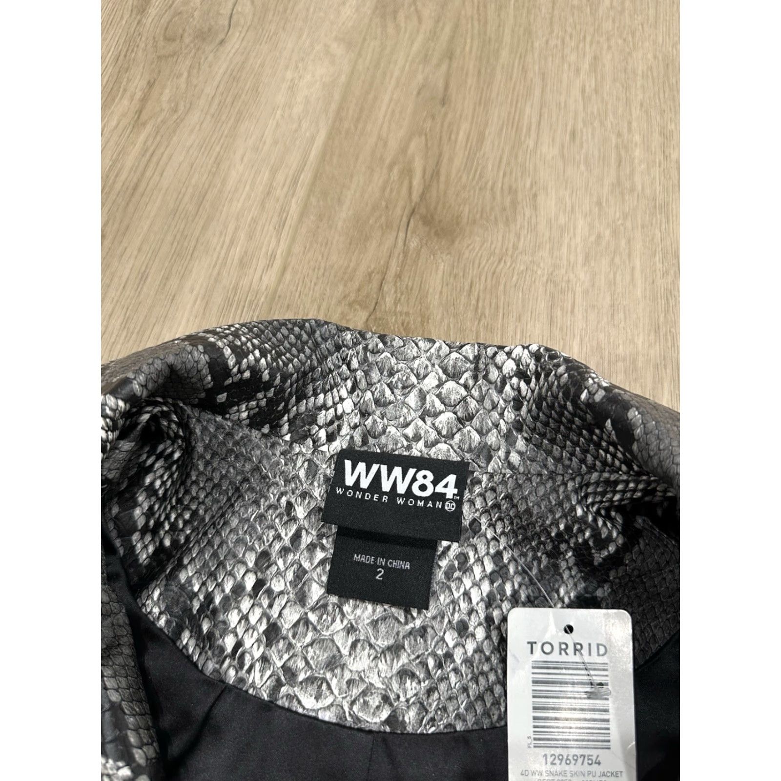 Torrid VINTAGE Wonder Woman 1984 Jacket Women 2XL Gray Slitherskin Studded Faux Leather Torrid Motorcycle Jacket Women Size XXL / US 16-18 / IT 52-54 - 6 Thumbnail