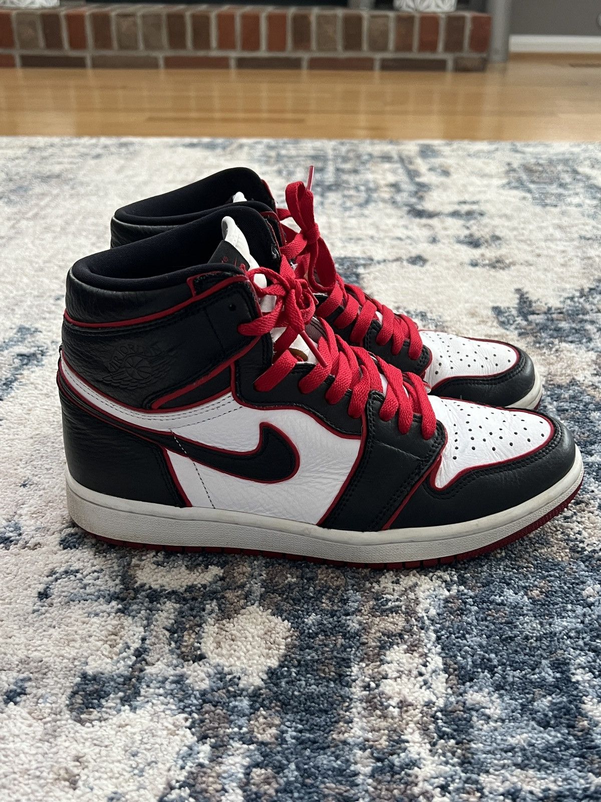 Jordan Brand Nike Air Jordan Retro 1 High OG Bloodline Size US 9 / EU 42 - 2 Thumbnail