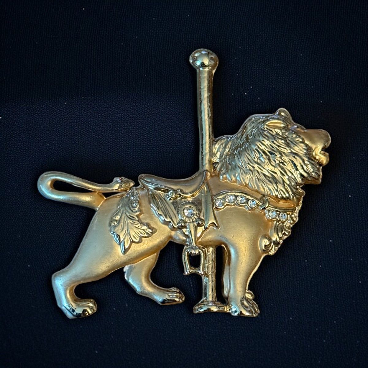 Vintage Vintage gold tone carousel lion brooch Size ONE SIZE - 1 Thumbnail