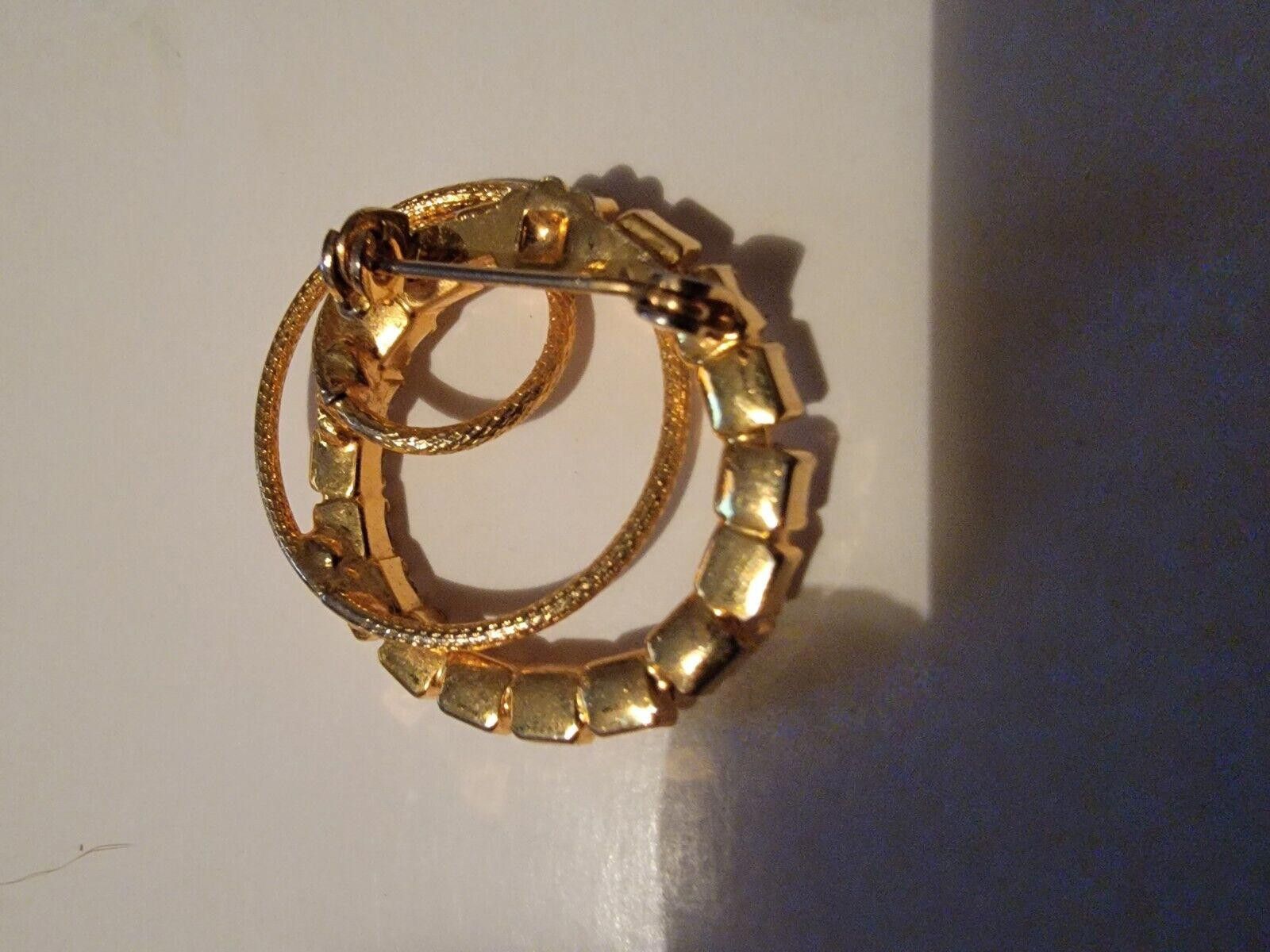 The Unbranded Brand Vintage Gold Tone Interlocking Circles Brooch Pin Gem Size ONE SIZE - 3 Thumbnail