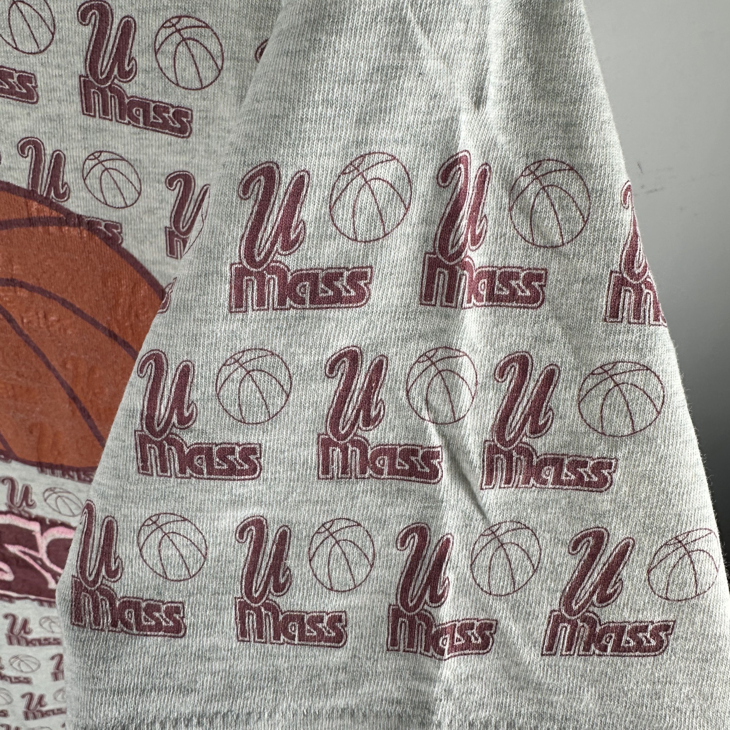 Vintage Vintage 90s UMass Minutemen Basketball NCAA AOP T-shirt Size US L / EU 52-54 / 3 - 7 Thumbnail