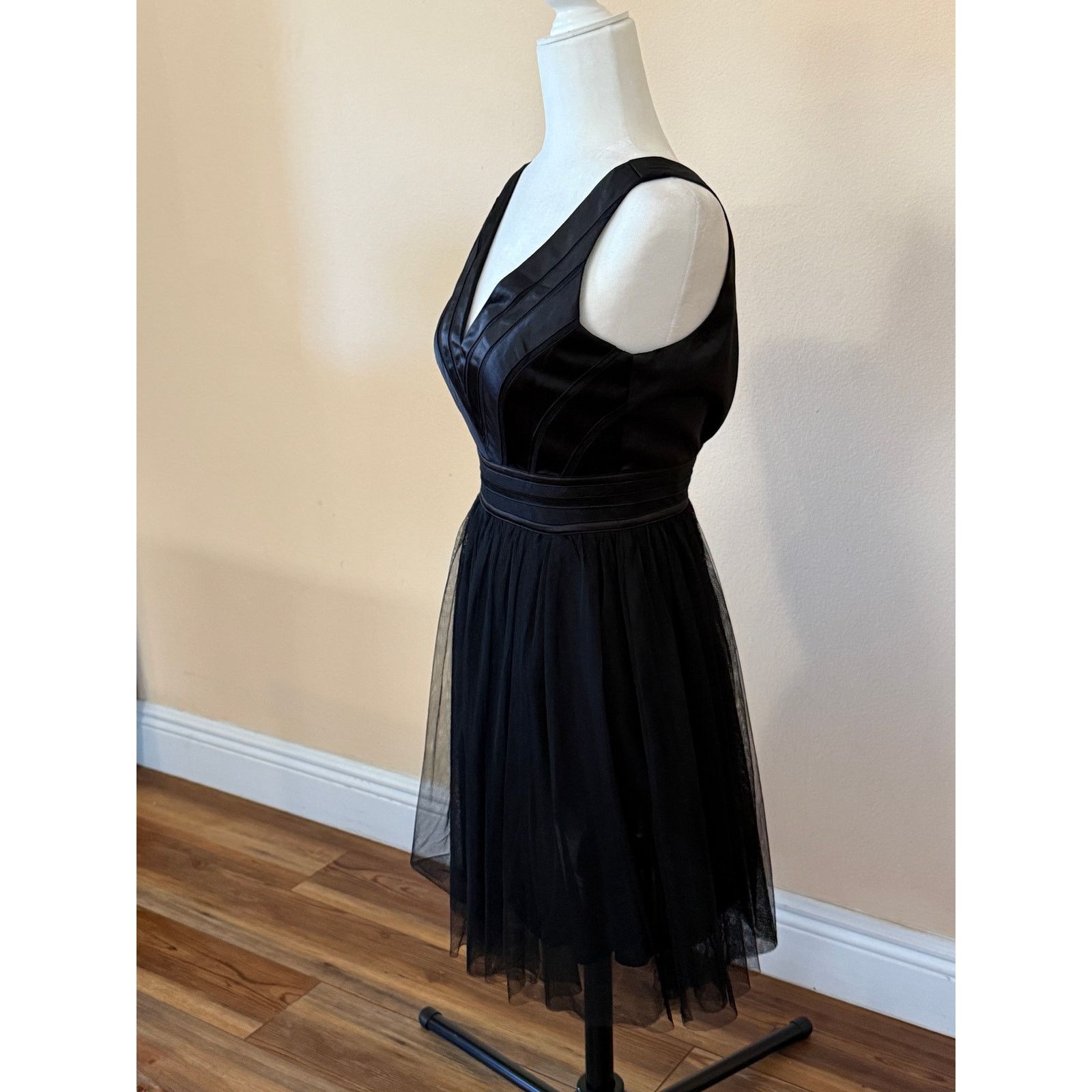 Anthropologie En Crème Anthropologie XS v-neck sleeveless cocktail dress Size XS / US 0-2 / IT 36-38 - 3 Thumbnail