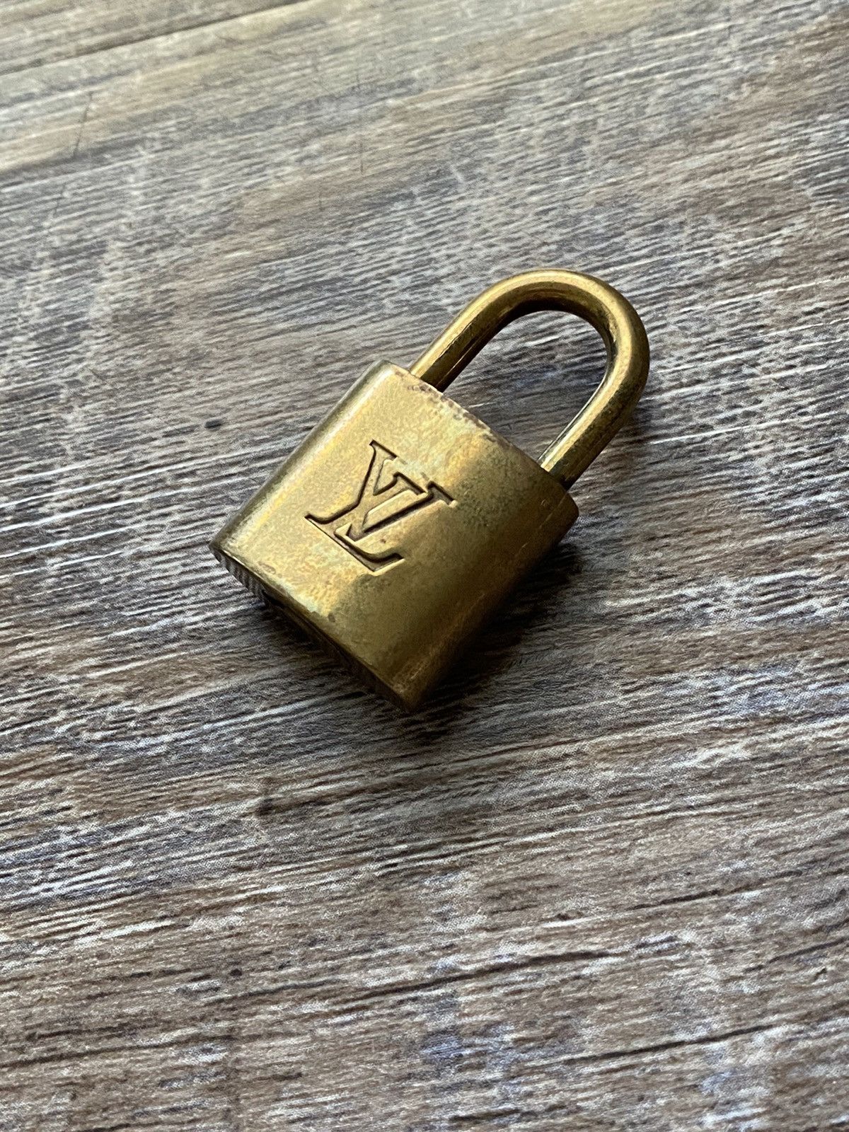 Louis Vuitton Louis Vuitton Lock 332 Size ONE SIZE - 1 Thumbnail