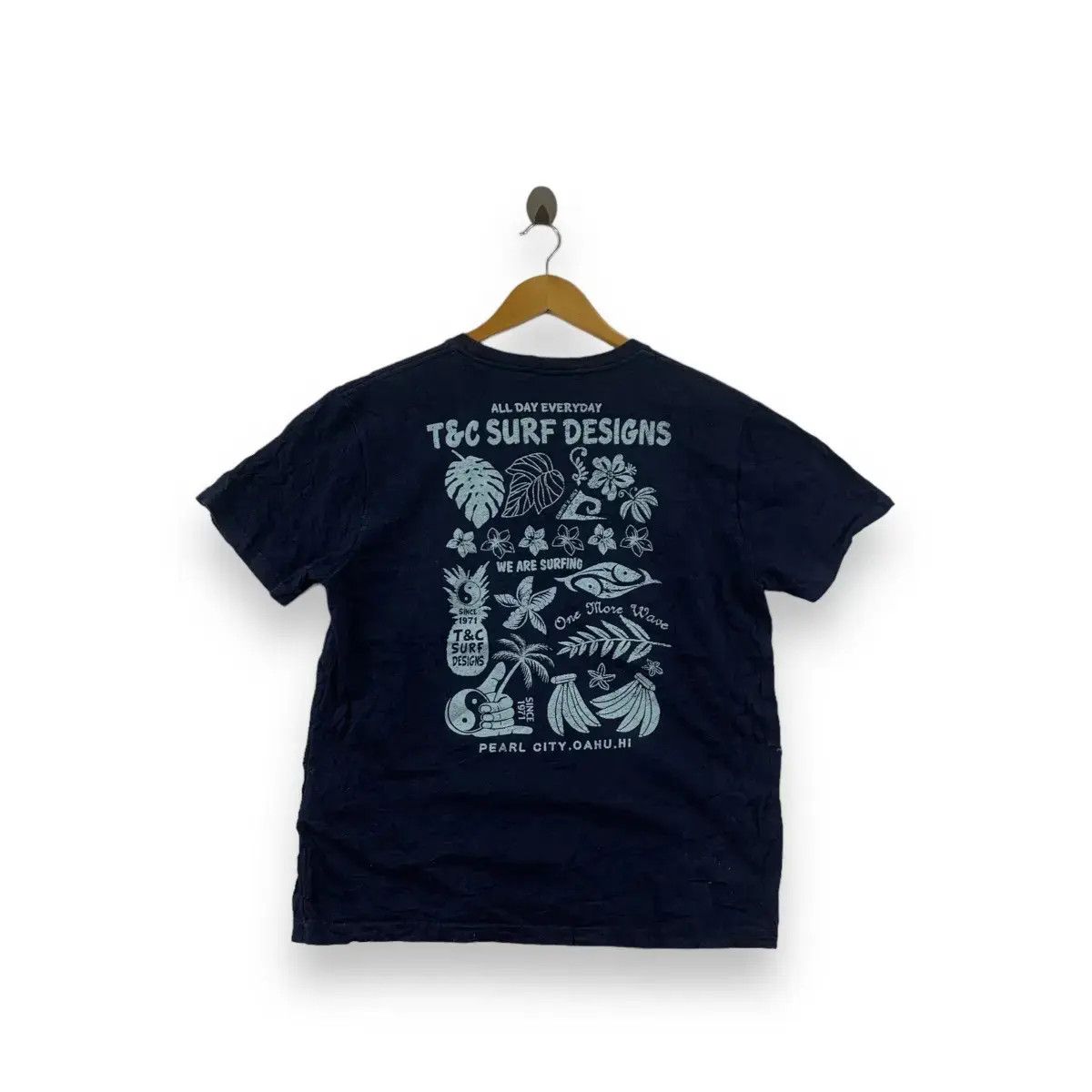 Vintage TOWN & COUNTRY T&C Pearl City Oahu Hawaii Surf Designs Tee Size US M / EU 48-50 / 2 - 1 Thumbnail