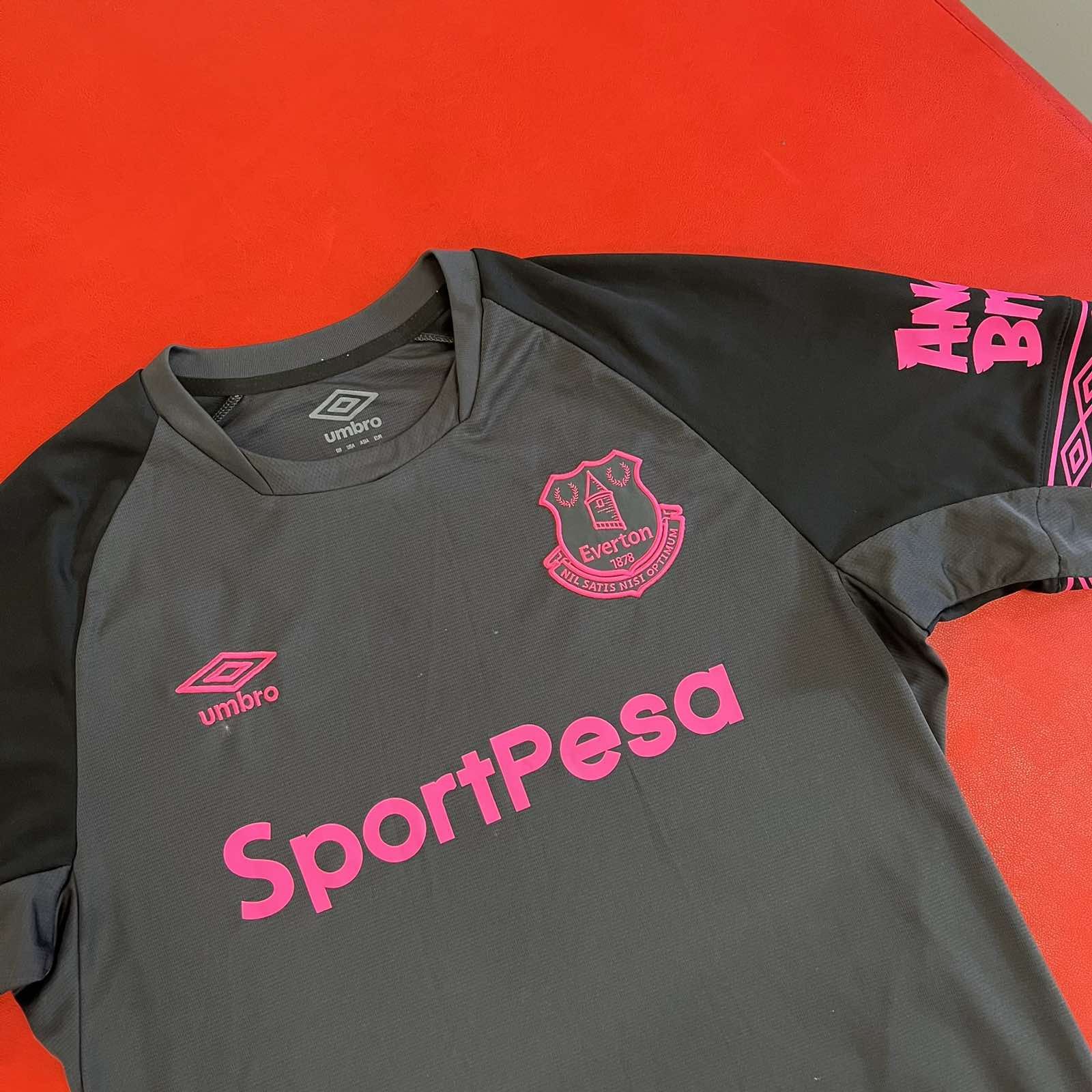 Umbro Vintage Umbro Everton Soccer Jersey Sz m Size US M / EU 48-50 / 2 - 4 Thumbnail