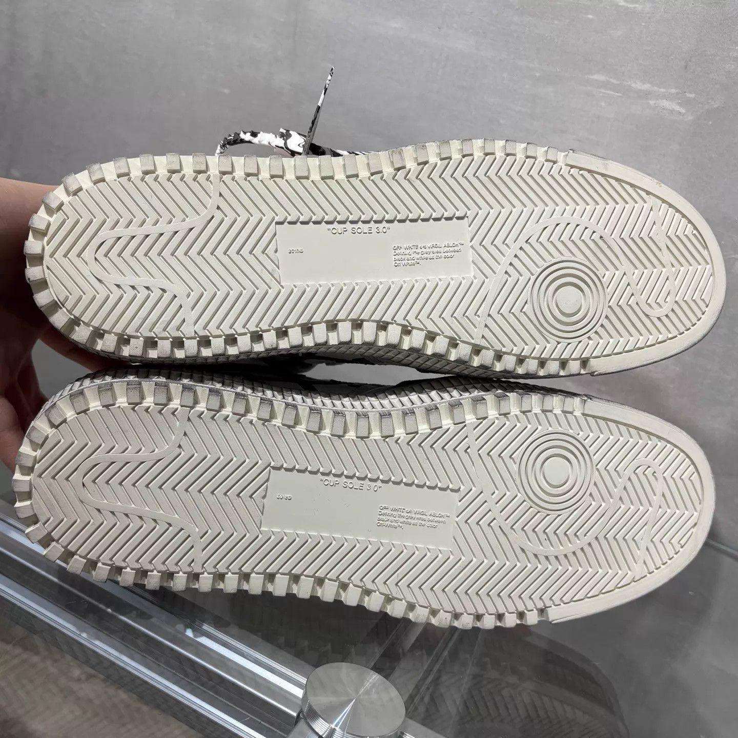 Off-White Off-White Red & White Distressed Sneakers EU 42 Size US 9 / EU 42 - 7 Thumbnail
