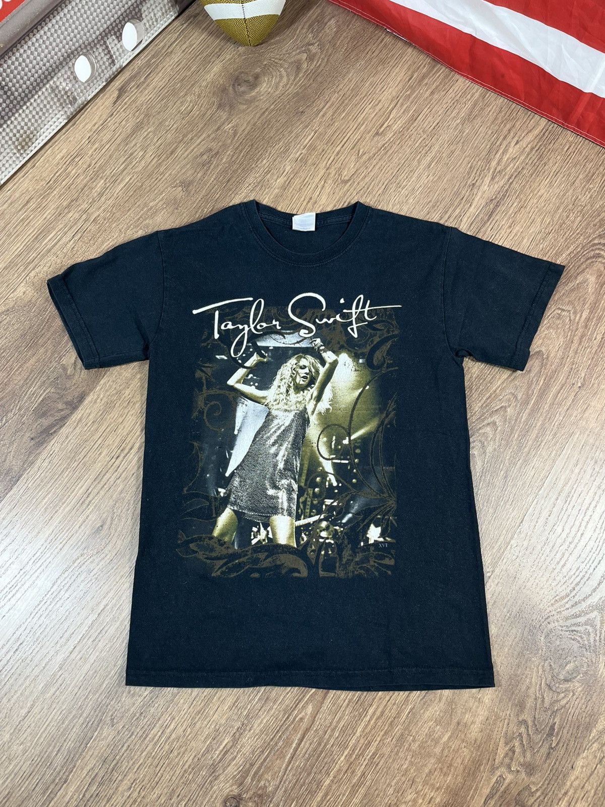 Band Tees 🫶Vintage Taylor Swift Fearless Concert Tour Tee 2009 Size US S / EU 44-46 / 1 - 1 Thumbnail